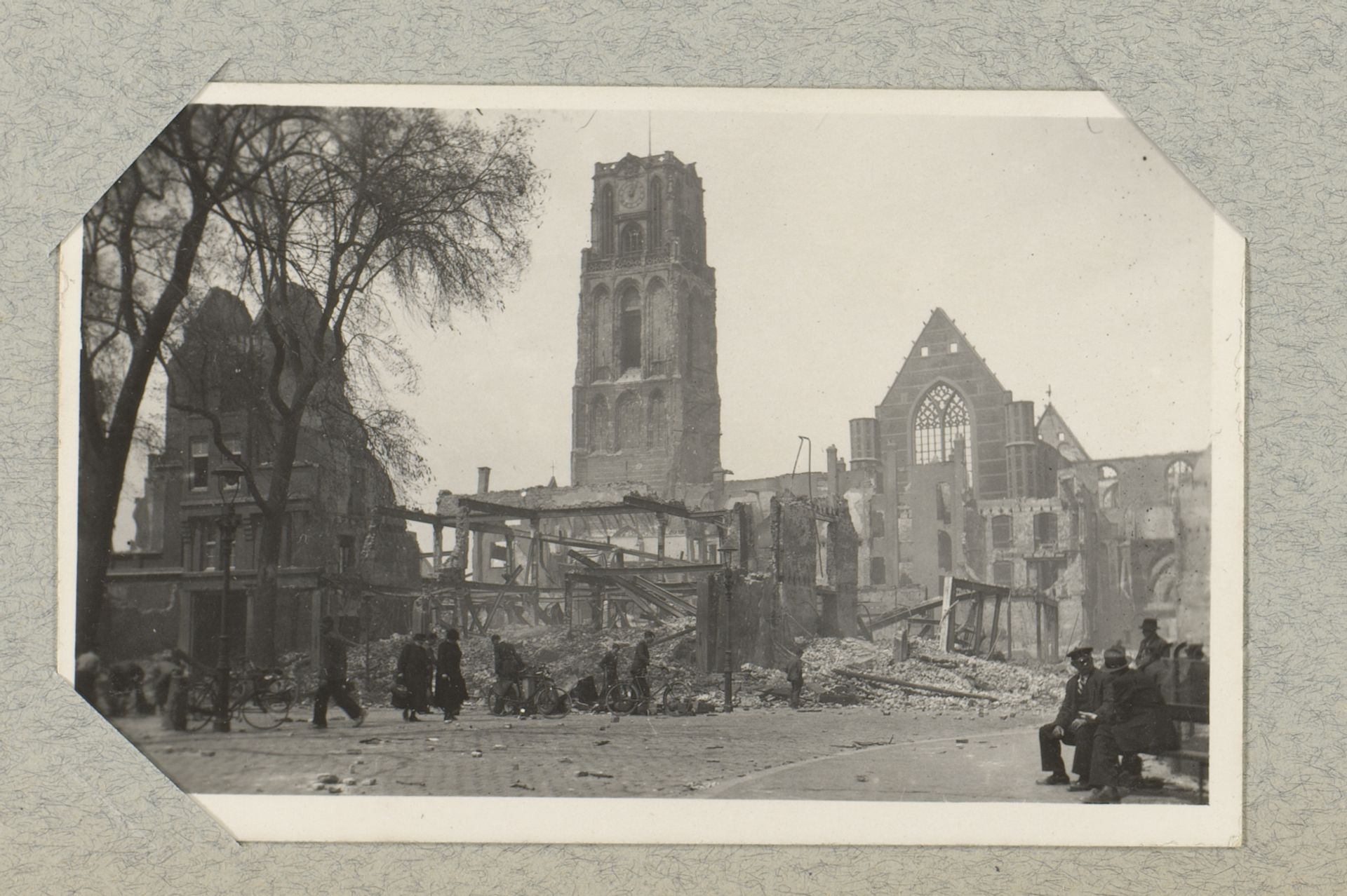 Ruïnes rond de Grote of Sint-Laurenskerk te Rotterdam by J. Nolte