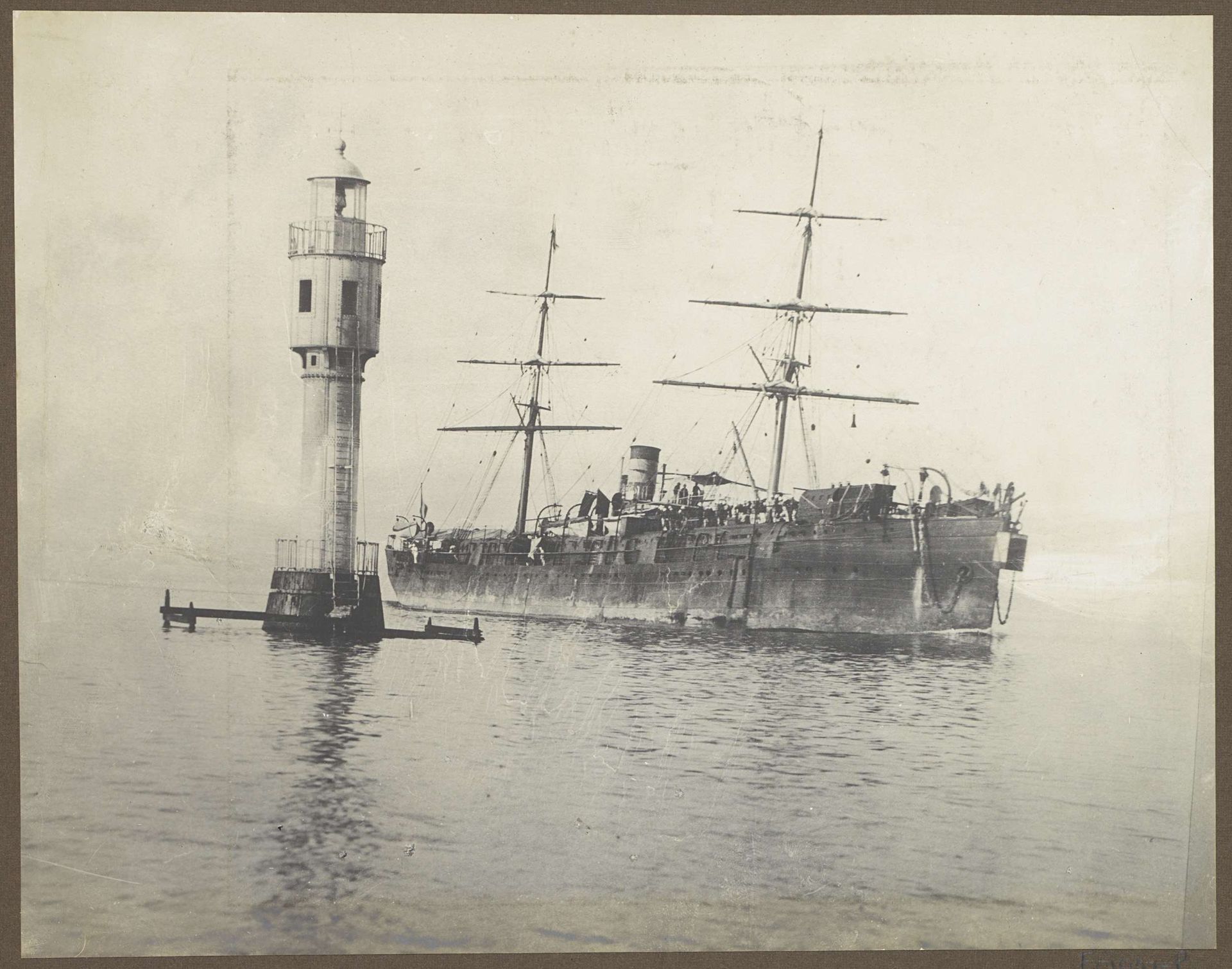 Schip passeert een vuurtoren, vermoedelijk bij het Suezkanaal by C. & G. Zangaki