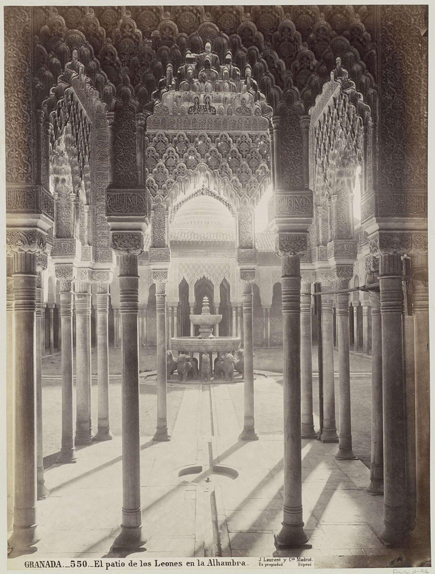 Leeuwenhof met de Leeuwenfontein in het Alhambra van Granada by Juan Laurent