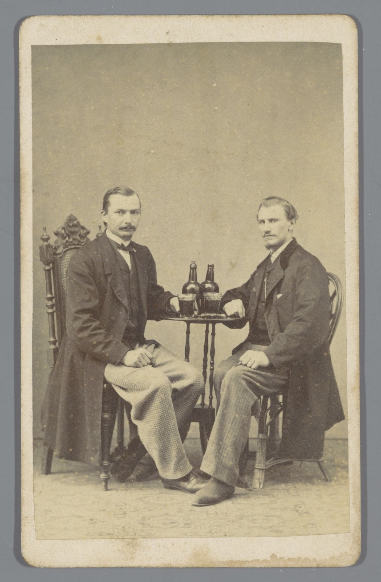 Portret twee onbekende mannen met glazen drank by Hch. Büssenschütt