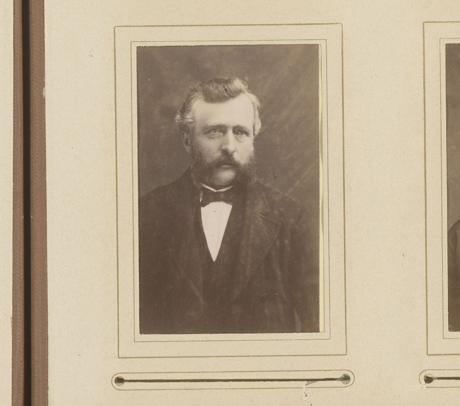 Portret van een man met baard by Godfried de Jong