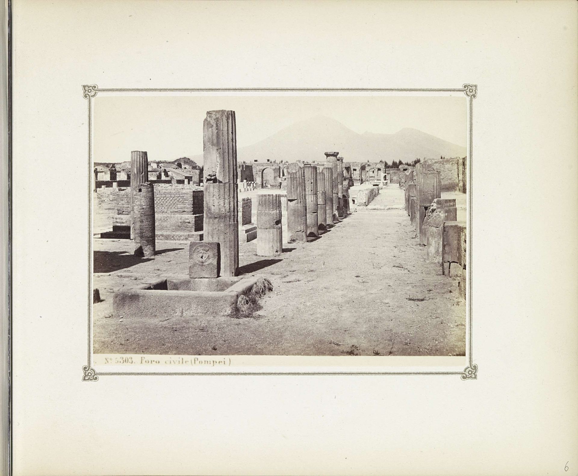 Gezicht op restanten van het forum te Pompeï met op de achtergrond de Vesuvius by Giorgio Sommer
