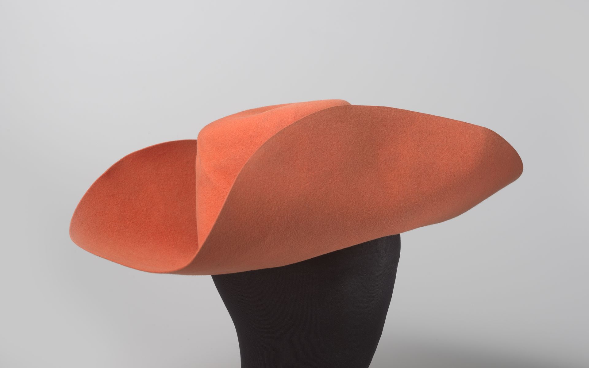 Hoed van oranje vilt met ronde bol en brede rand by Coquelicot