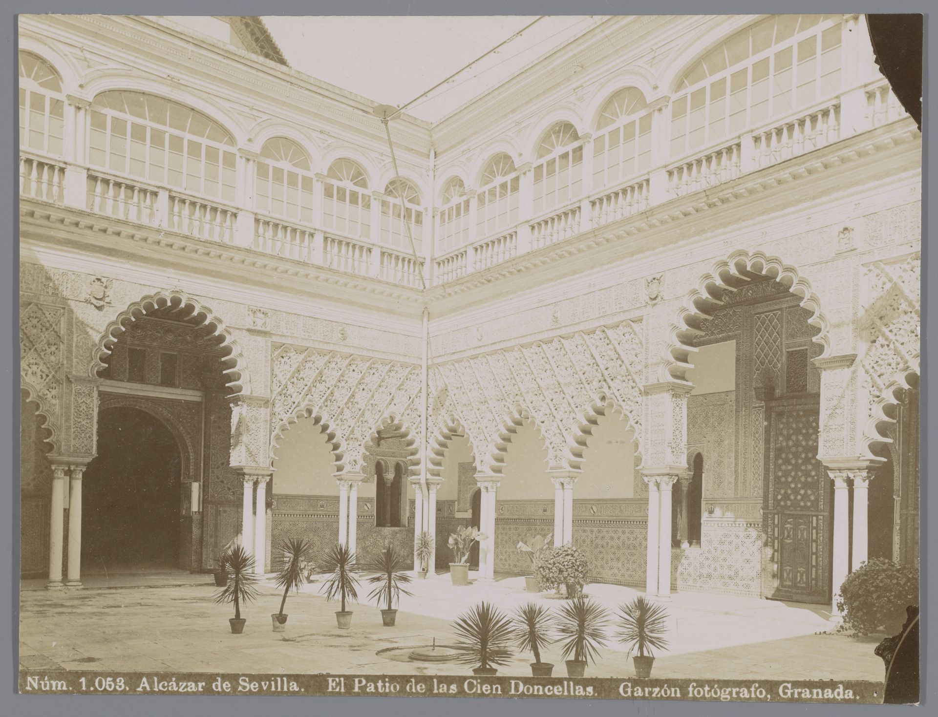 Patio de las Doncellas in het Koninklijk Paleis van Sevilla by Rafael Garzón