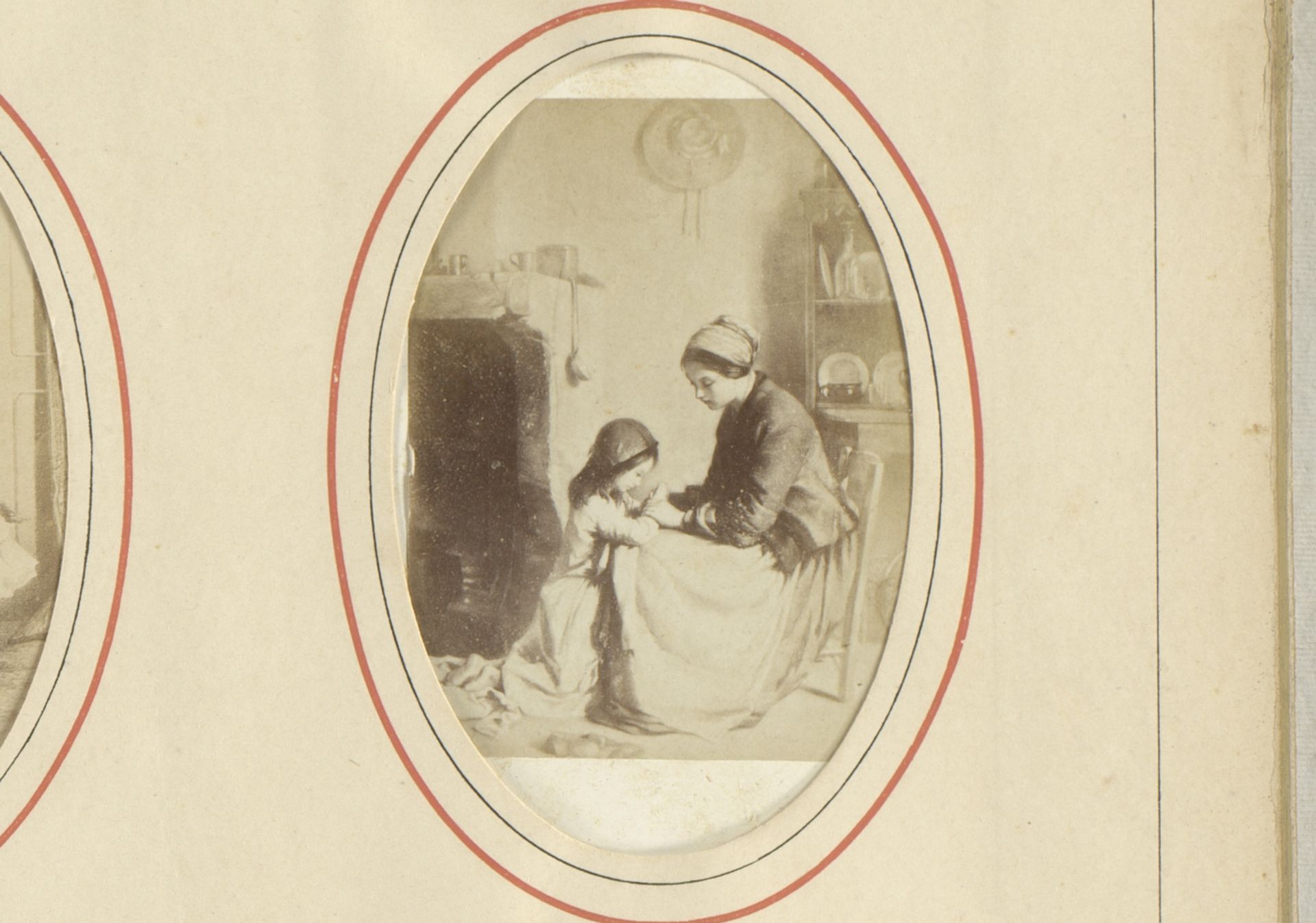 Fotoreproductie van een schilderij van een moeder met biddend kind, met gedicht door J.J.L. ten Kate by Anonymous