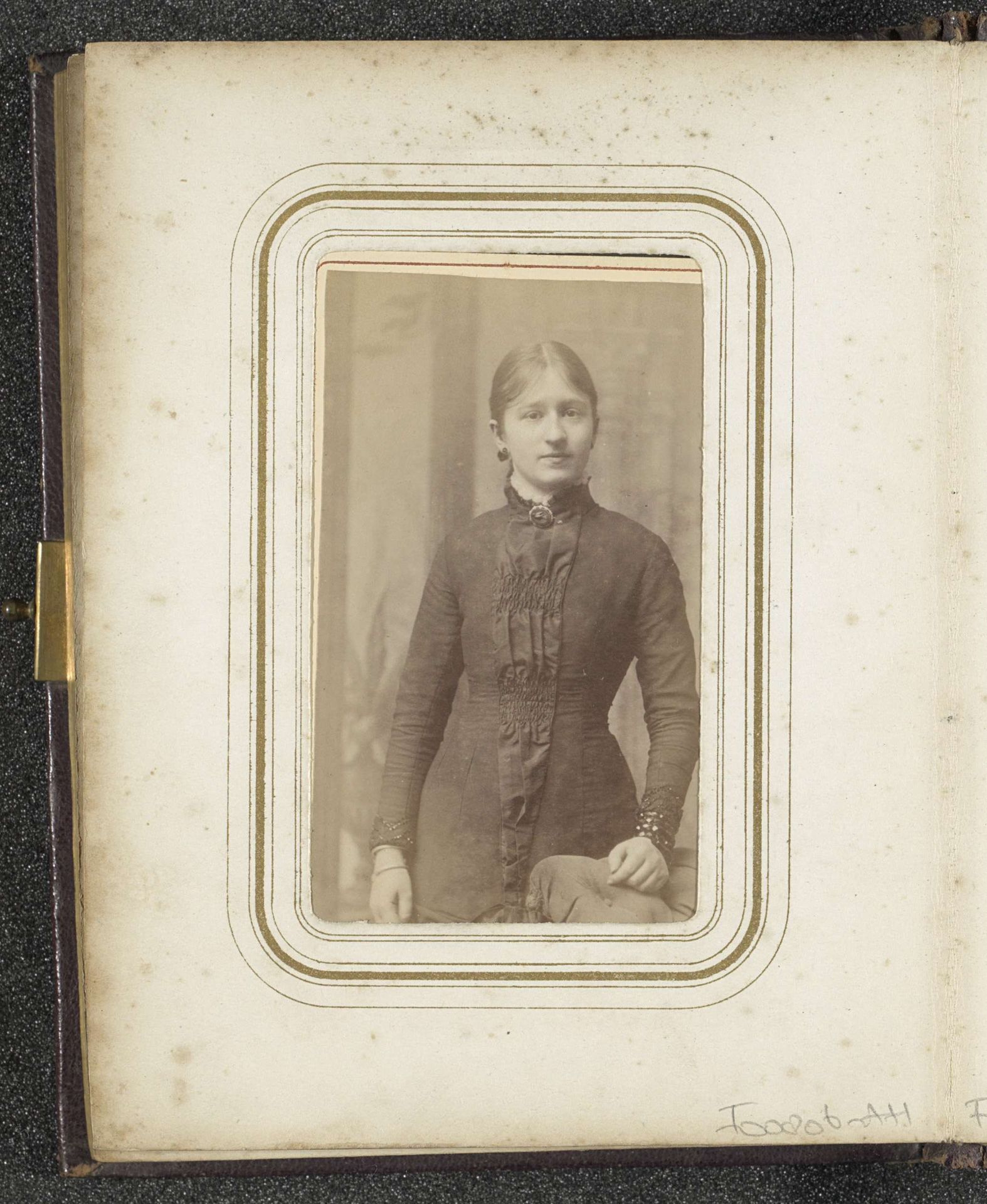 Portret van een staande jonge vrouw met halssieraad en een armband by Marius N.F. Rotteveel