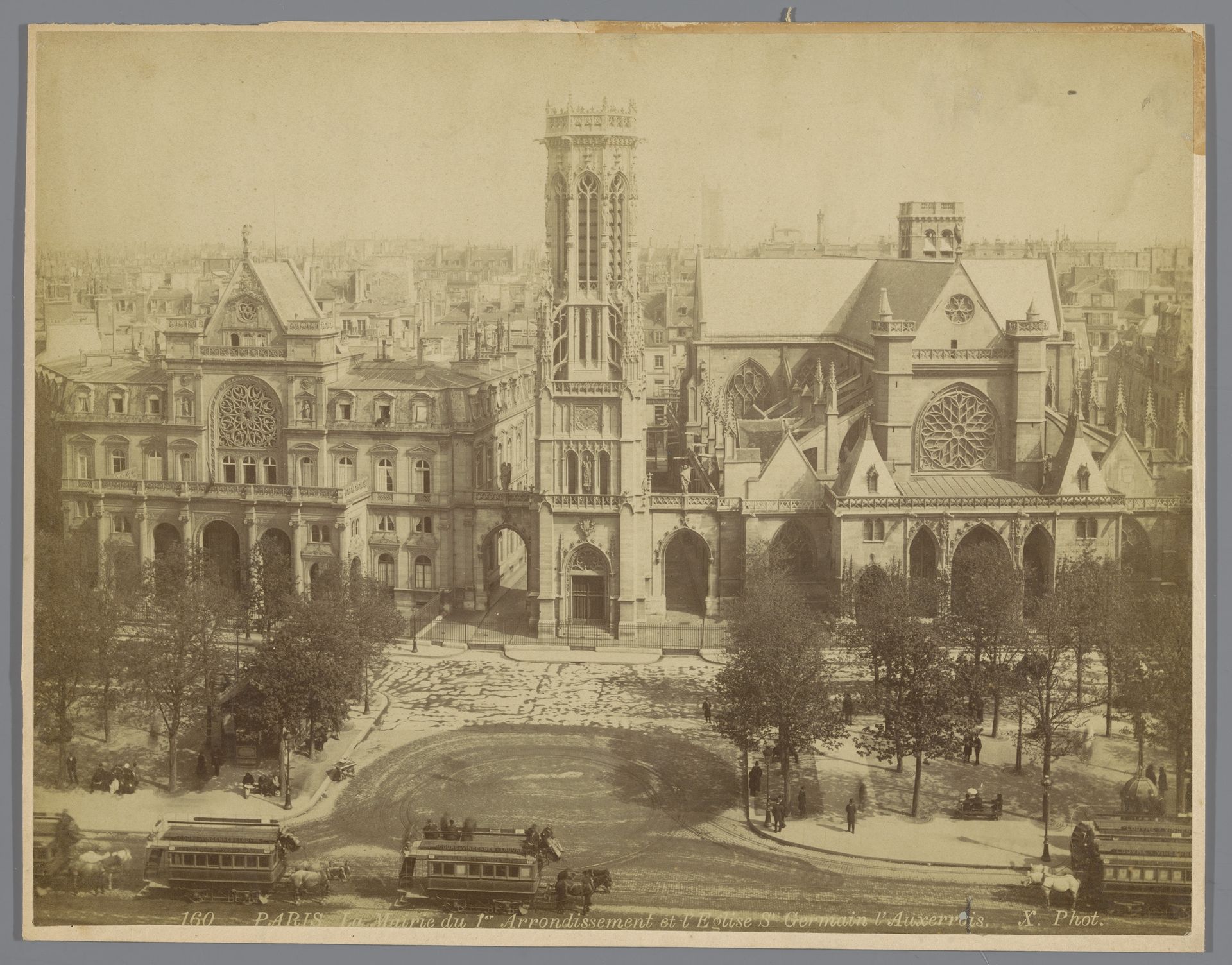 Stadhuis van het eerste arrondissement van Parijs en de kerk van Saint-Germain-l'Auxerrois, Parijs by X phot.