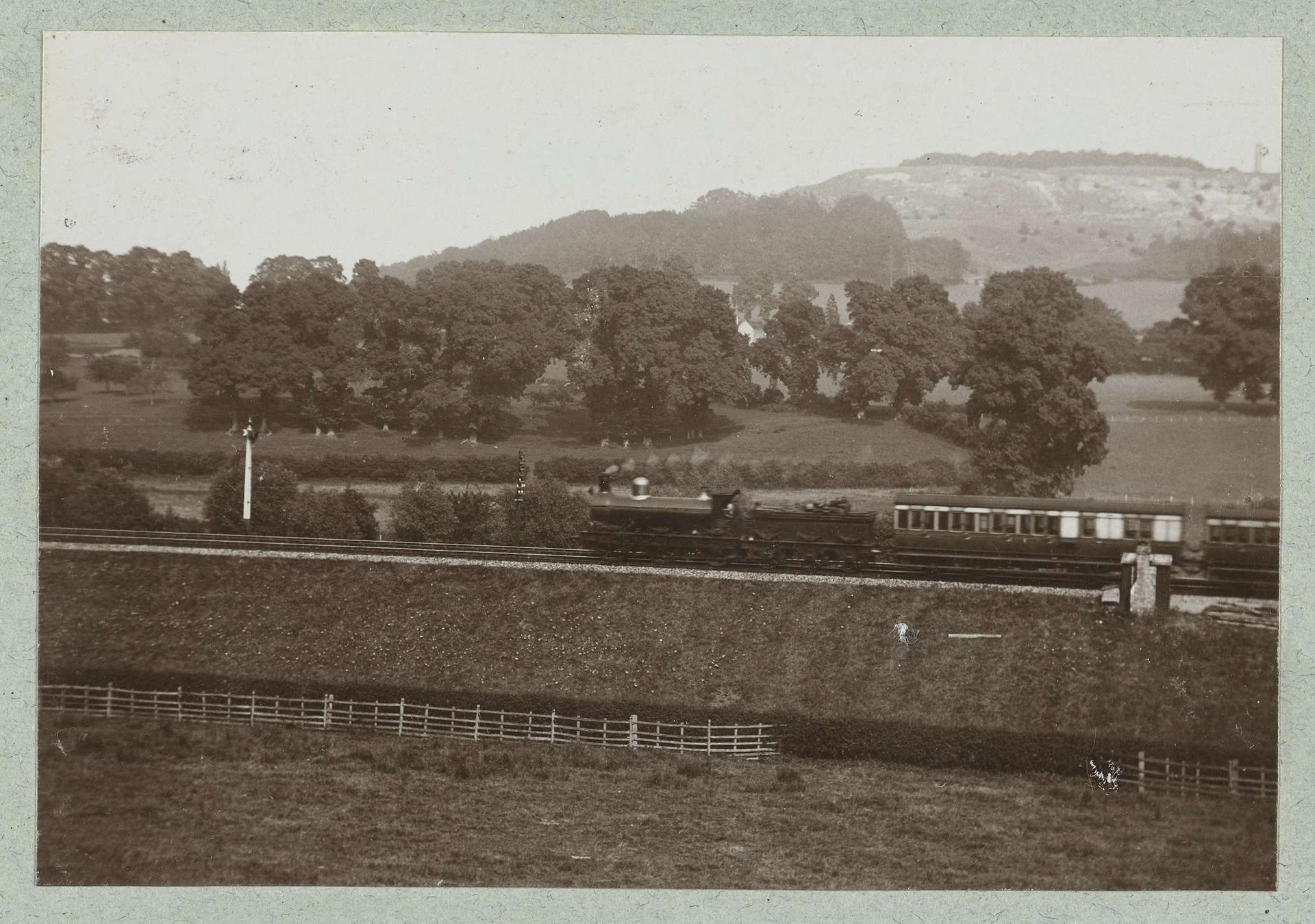 Stoomtrein in heuvellandschap by Frits Freerks Fontein Fz.