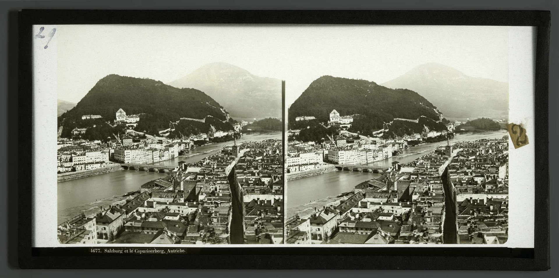 Gezicht op Salzburg met de Kapuzinerberg by Ferrier Père-Fils et Soulier