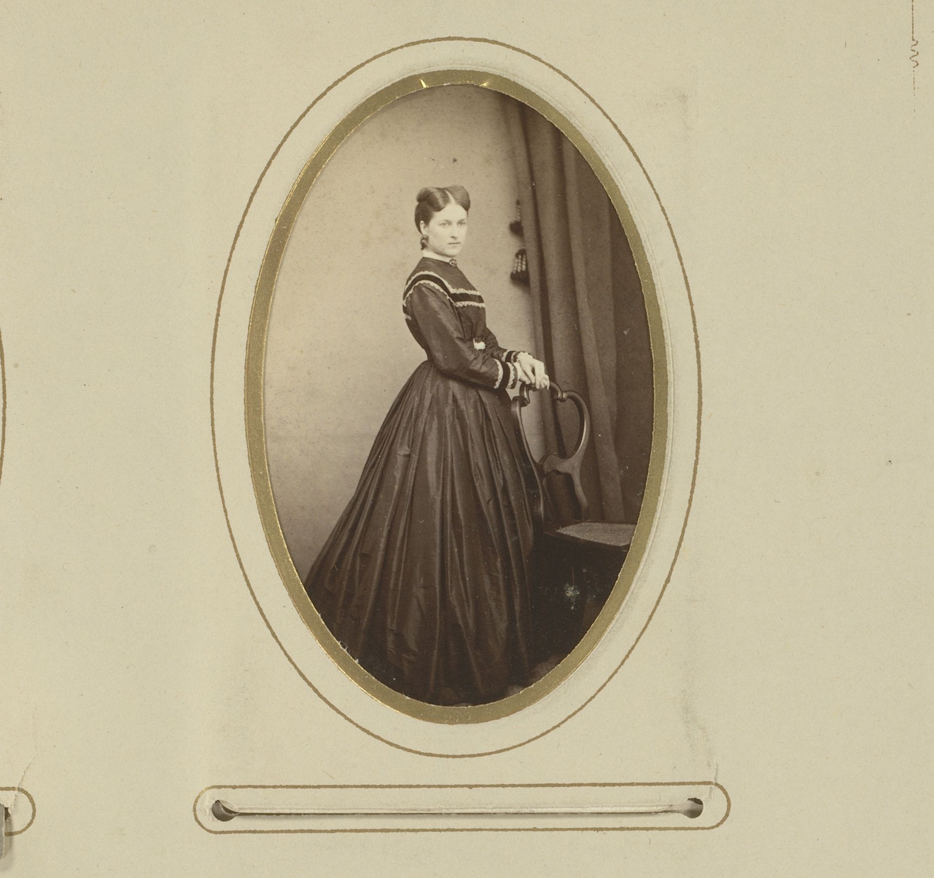 Portret van een vrouw, staand bij een stoel by W. Kessler