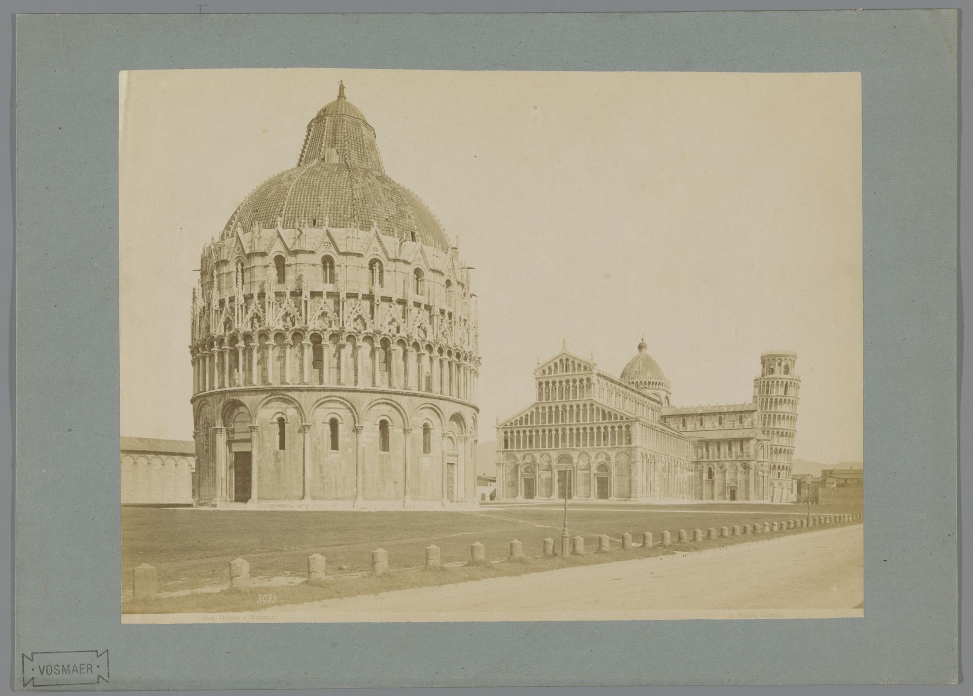 Piazza del Duomo met de kathedraal, toren en Baptisterium te Pisa by Alfredo Noack