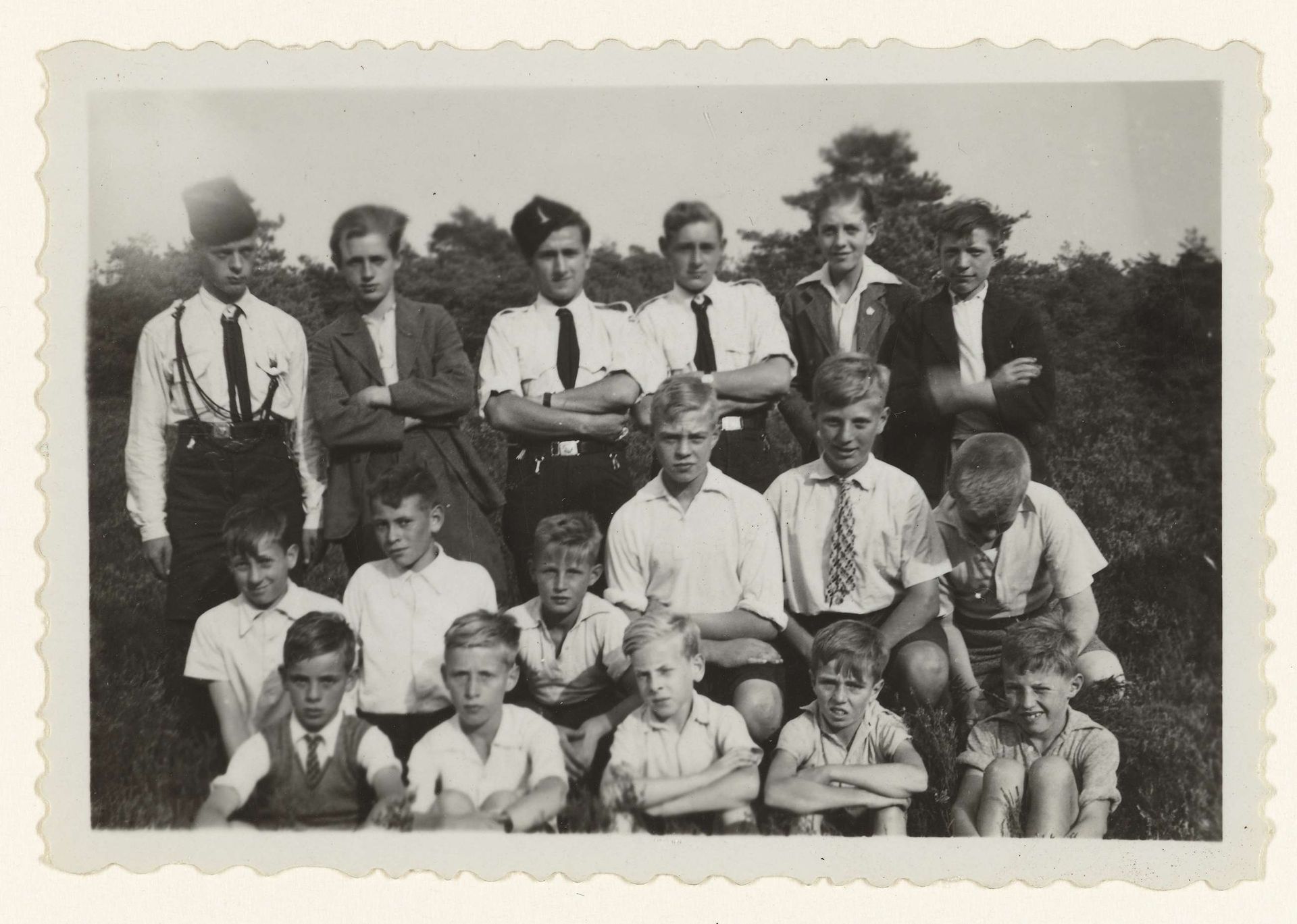 Groep Jeugdstormers buiten geportretteerd by NSB