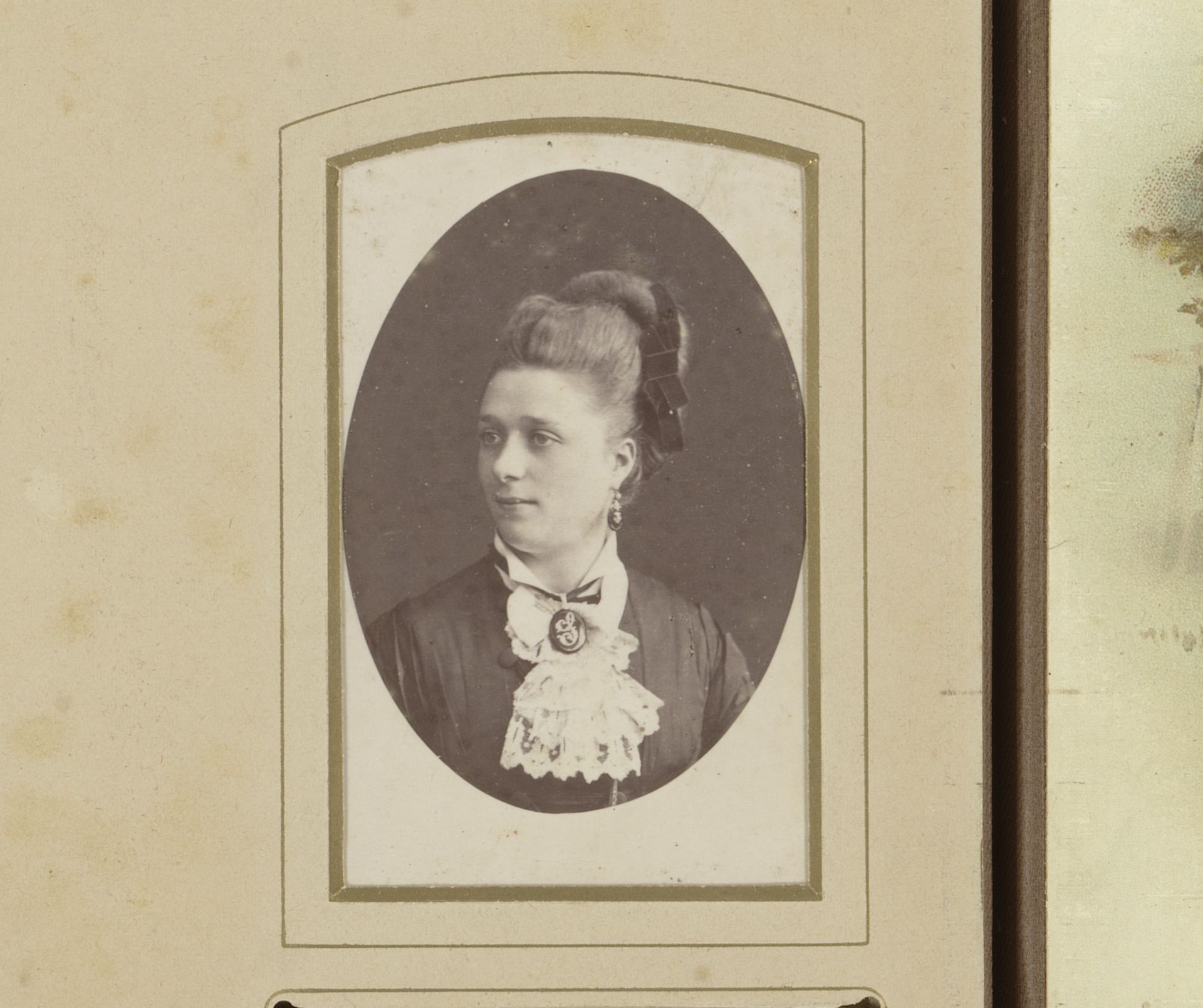 Portret van een jonge vrouw met halssieraad by Antoni Verryck-Fleetwood