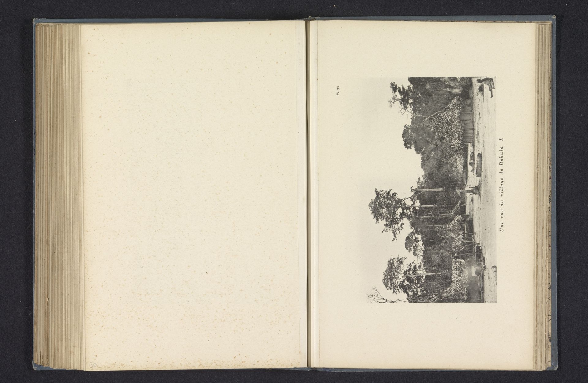 Gezicht op een straat te Bokula by Franz Thonner