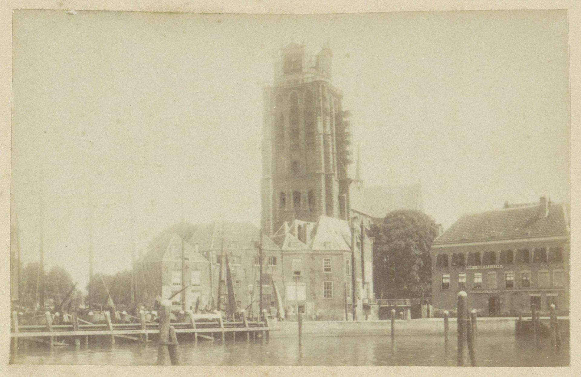 Gezicht op de Grote of Onze-Lieve-Vrouwekerk in Dordrecht by Andries Jager