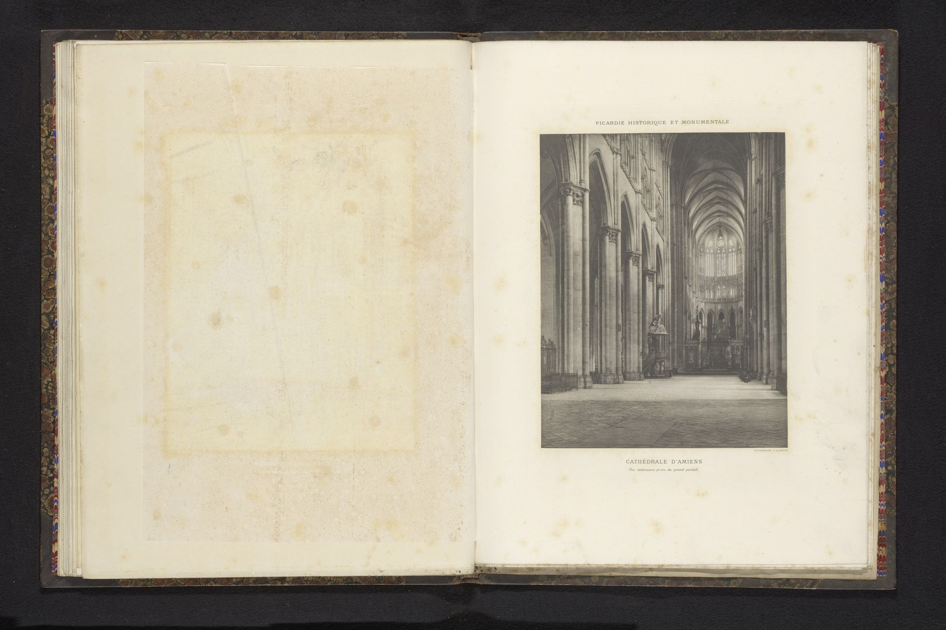 Interieur van de Notre-Dame van Amiens by Anonymous
