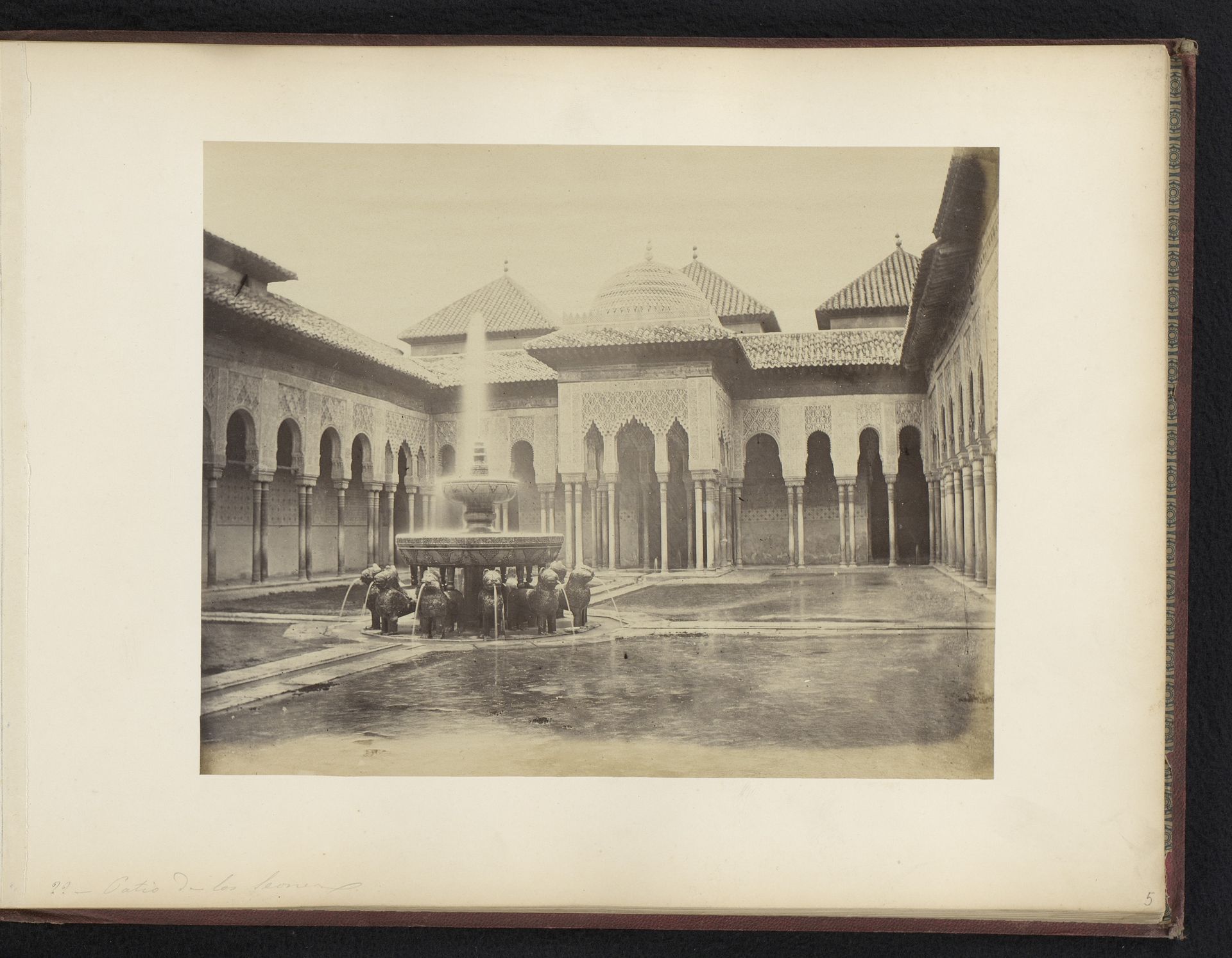 Gezicht op de Leeuwenhof in het Alhambra te Granada, Spanje by C Maufsaise