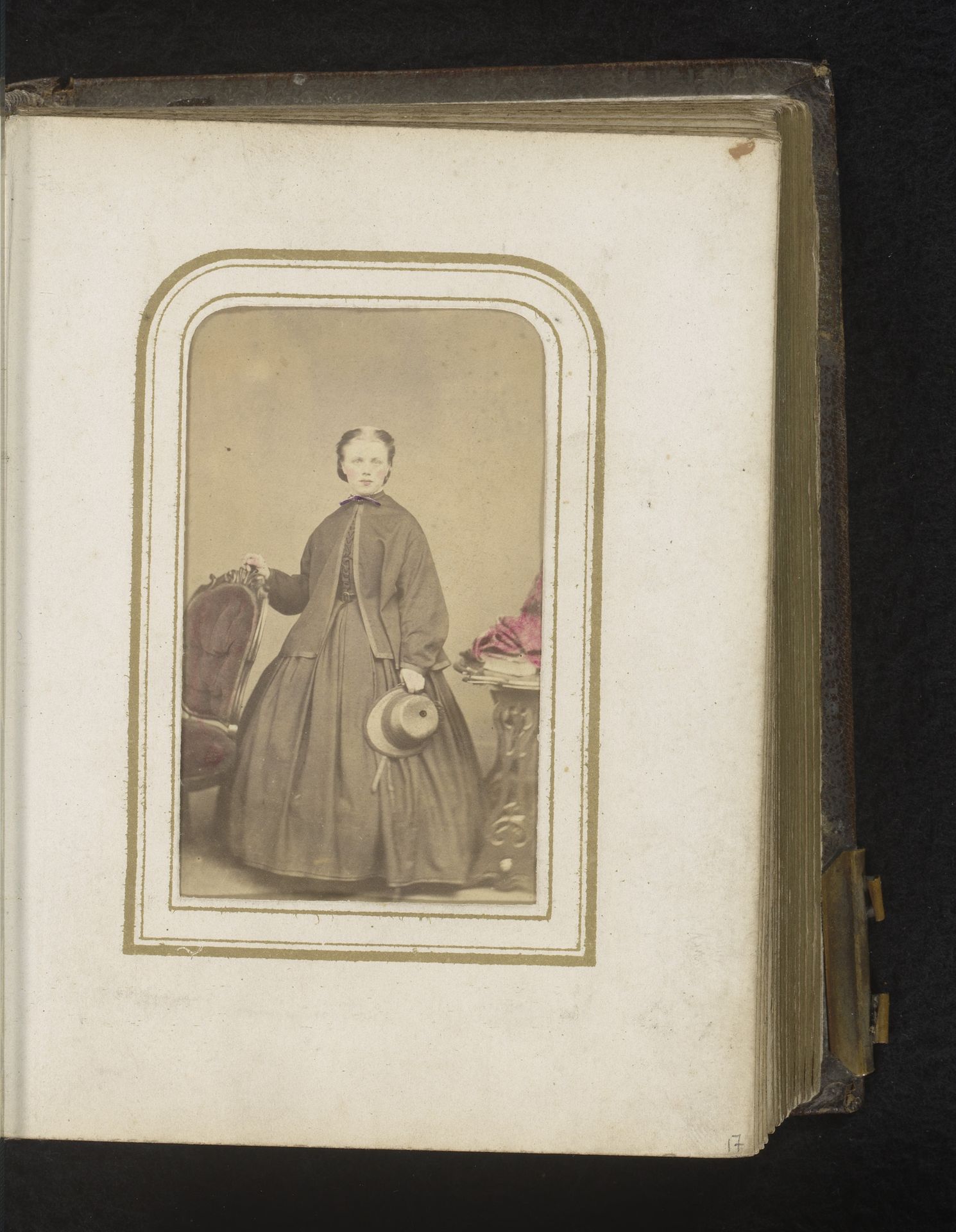 Portret van een vrouw met hoed in de hand, staand bij een stoel by William Peter Truefitt