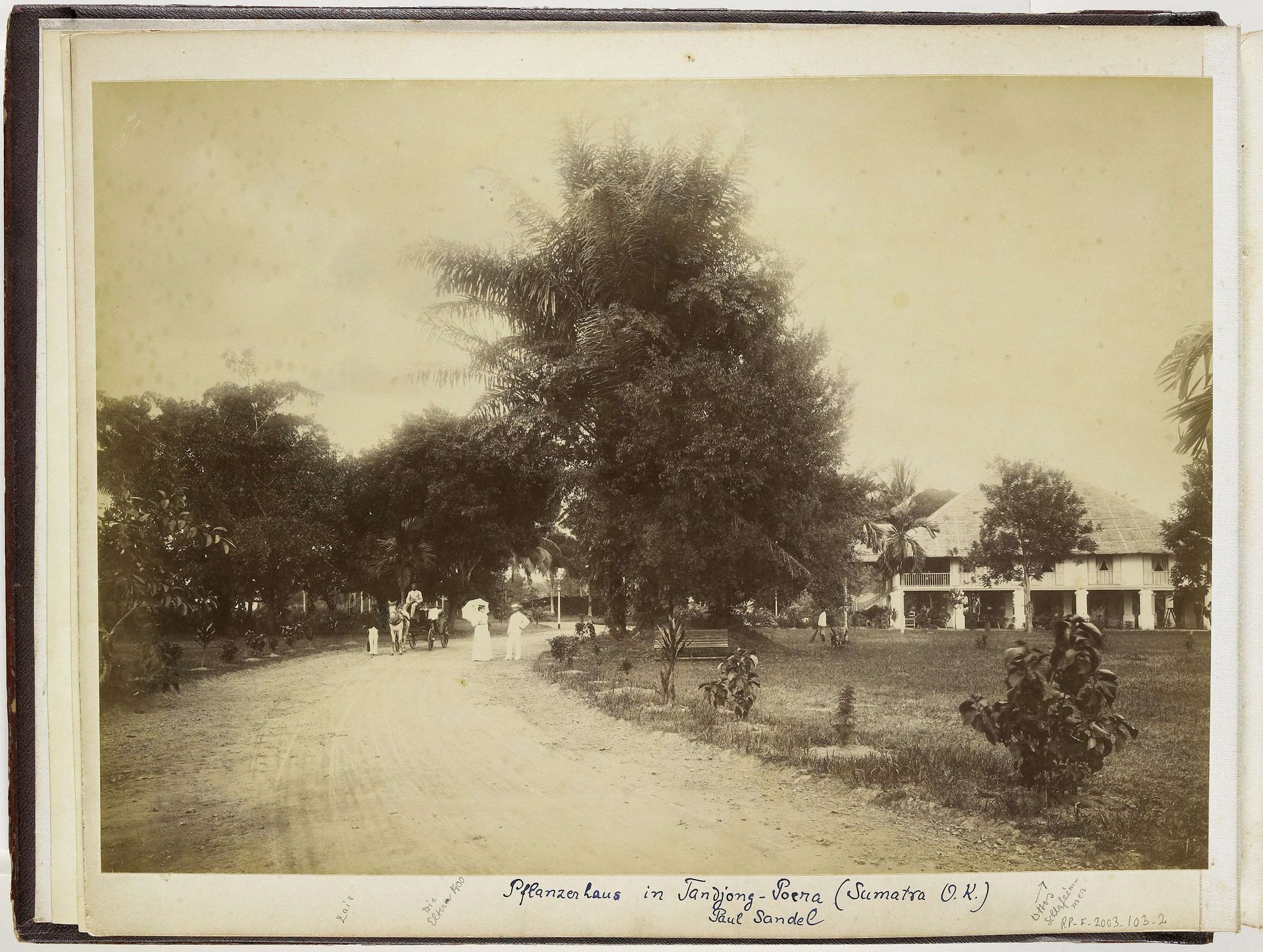 Het huis van Paul Sandel in Tandjong Poera, Langkat Sumatra by Heinrich Ernst & Co