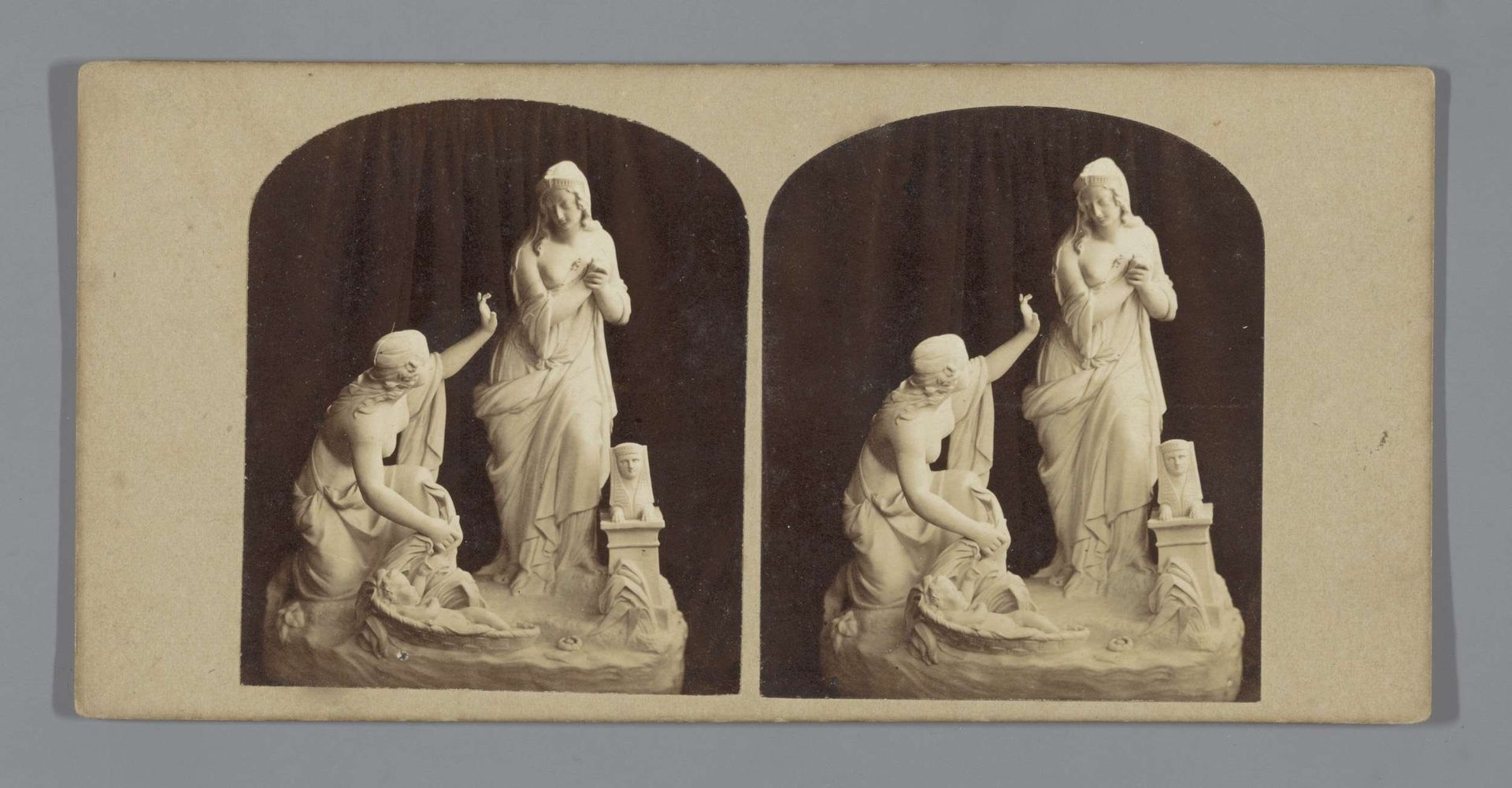 Sculptuur van twee vrouwen die Mozes in de Nijl vinden by Charles E. Goodman