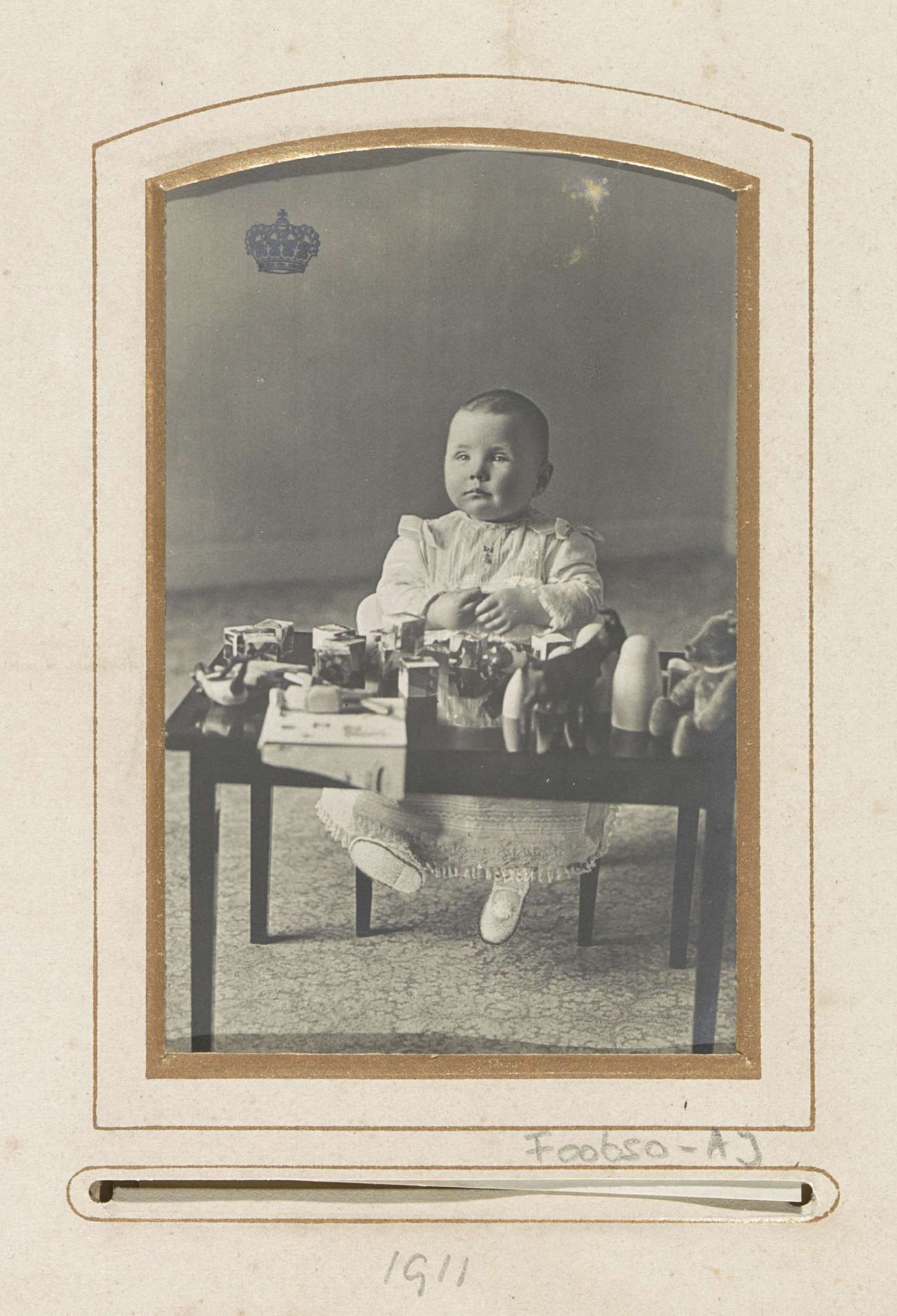 Portret van prinses Juliana met speelgoed by Guy de Coral & Co.