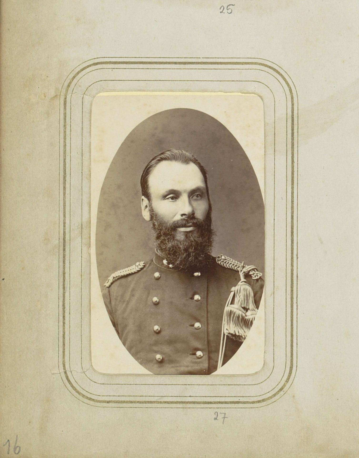 Portret van een man met een baard in militair kostuum by Bernardus Bruining