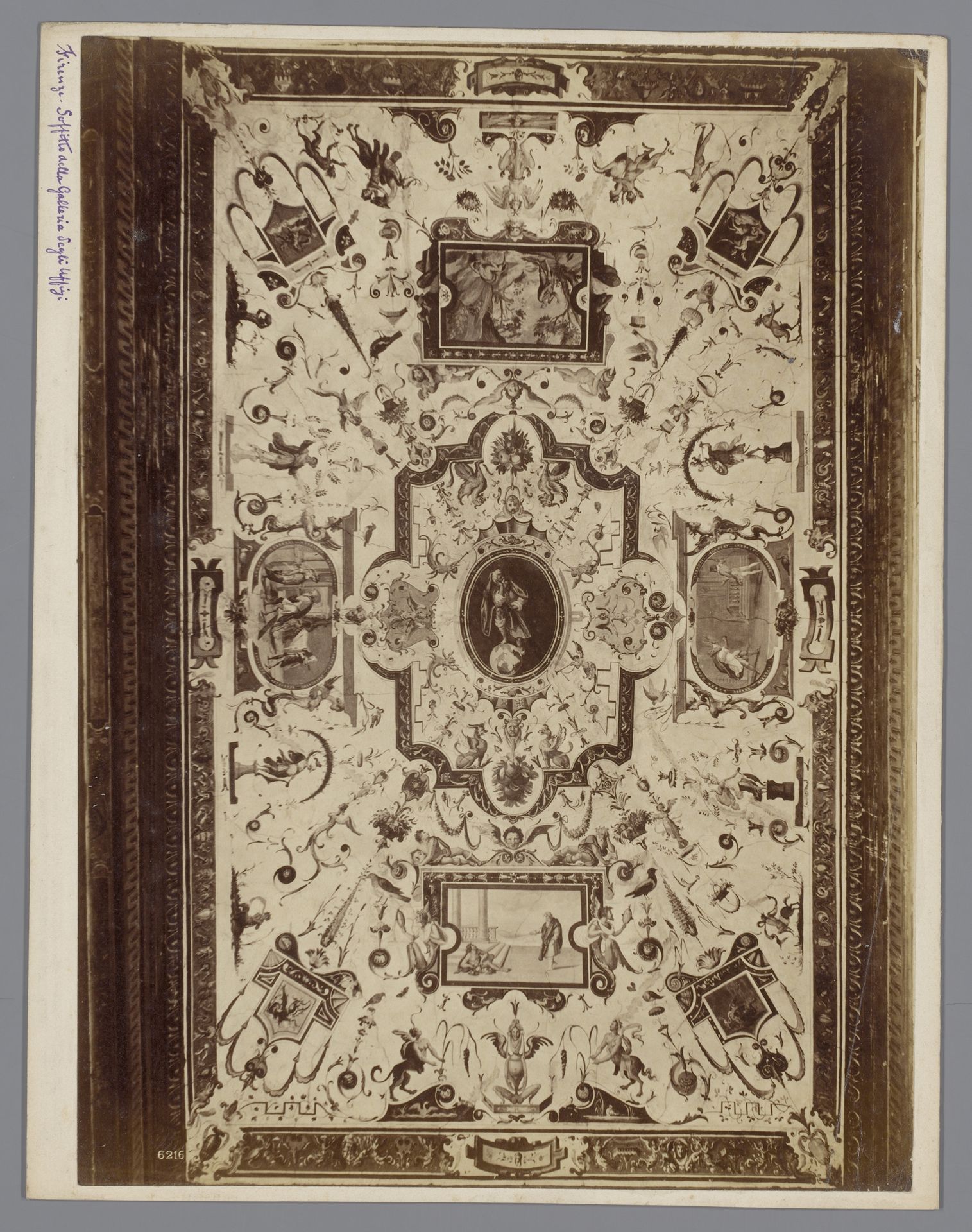 Fotoreproductie van een plafondschildering in de Galleria degli Uffizi te Florence, Italië by Giacomo Brogi