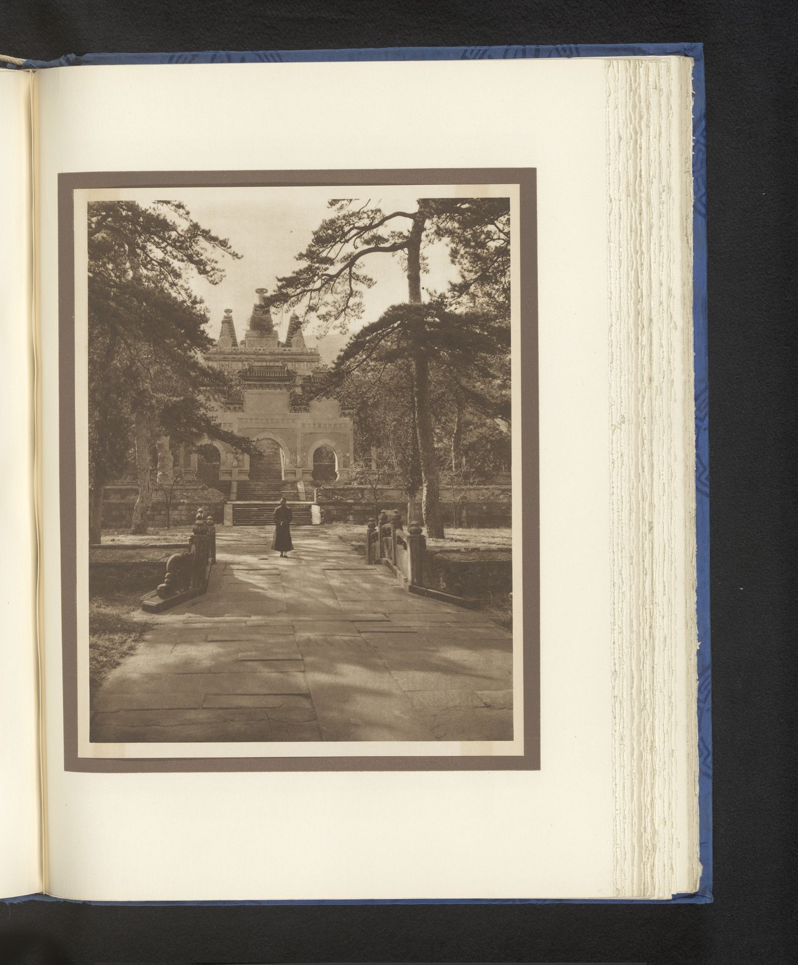 Onbekende man bij een tempel by Donald Mennie