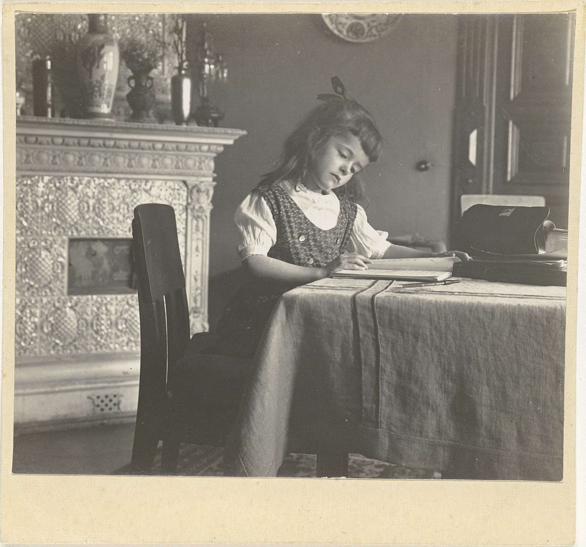 Marba Titzenthaler, dochter van de fotograaf, lezend in het woonhuis in de Friedrichstrasse, Berlijn by Waldemar Titzenthaler