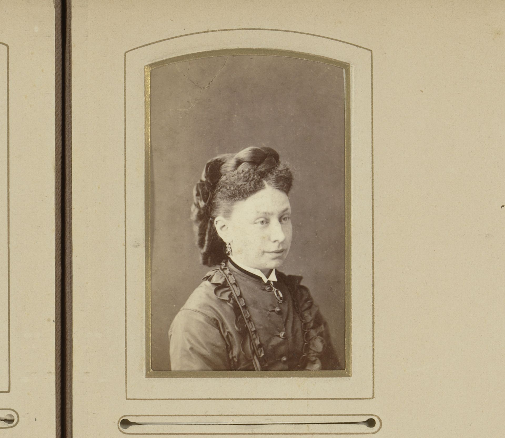 Portret van een rouw met gevlochten haren by Ch. Verbeke-Schodts