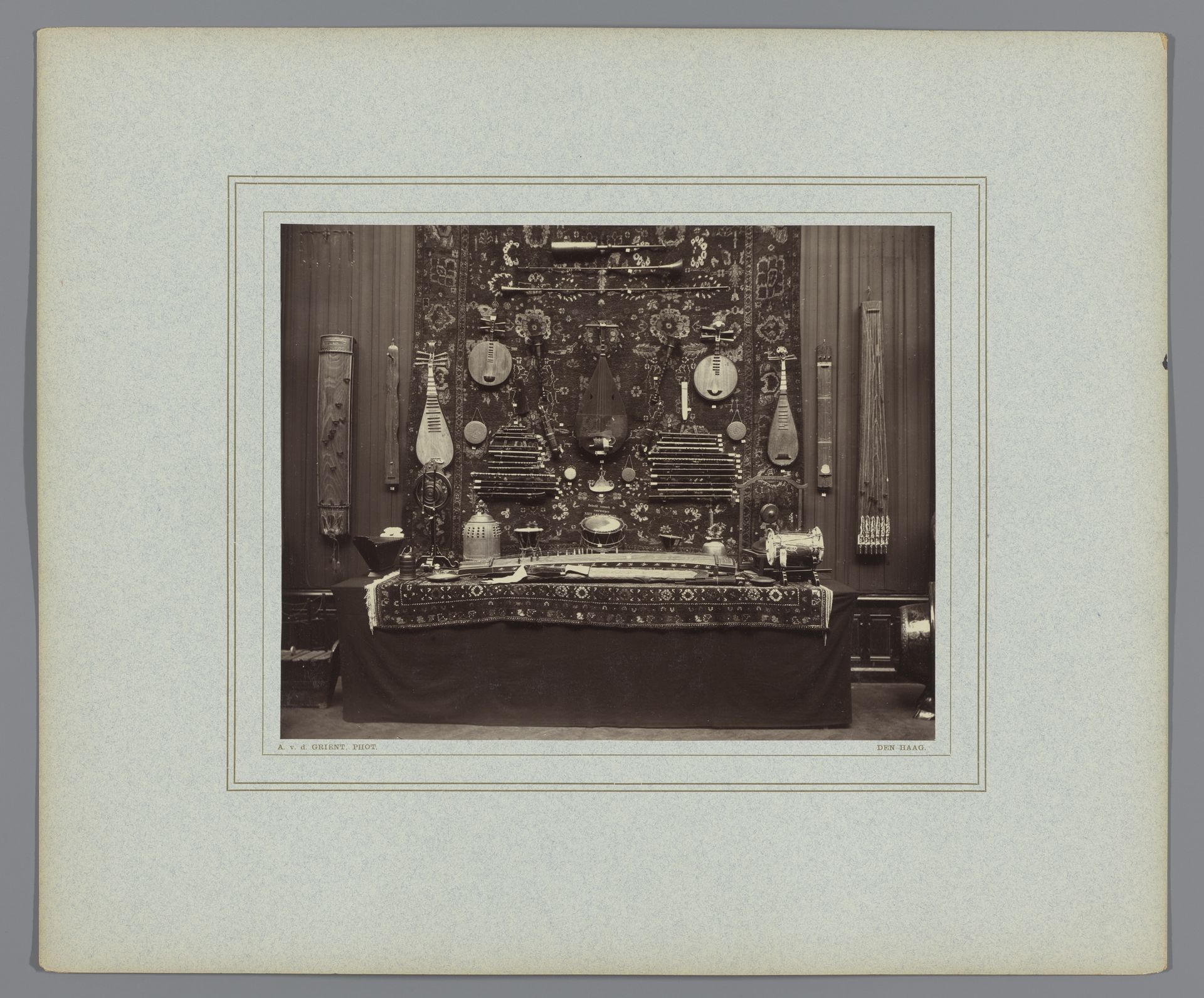 Muziekinstrumenten uit de collectie Daniël François Scheurleer, tentoongesteld in Pulchri Studio in 1893 by Adrianus van der Grient