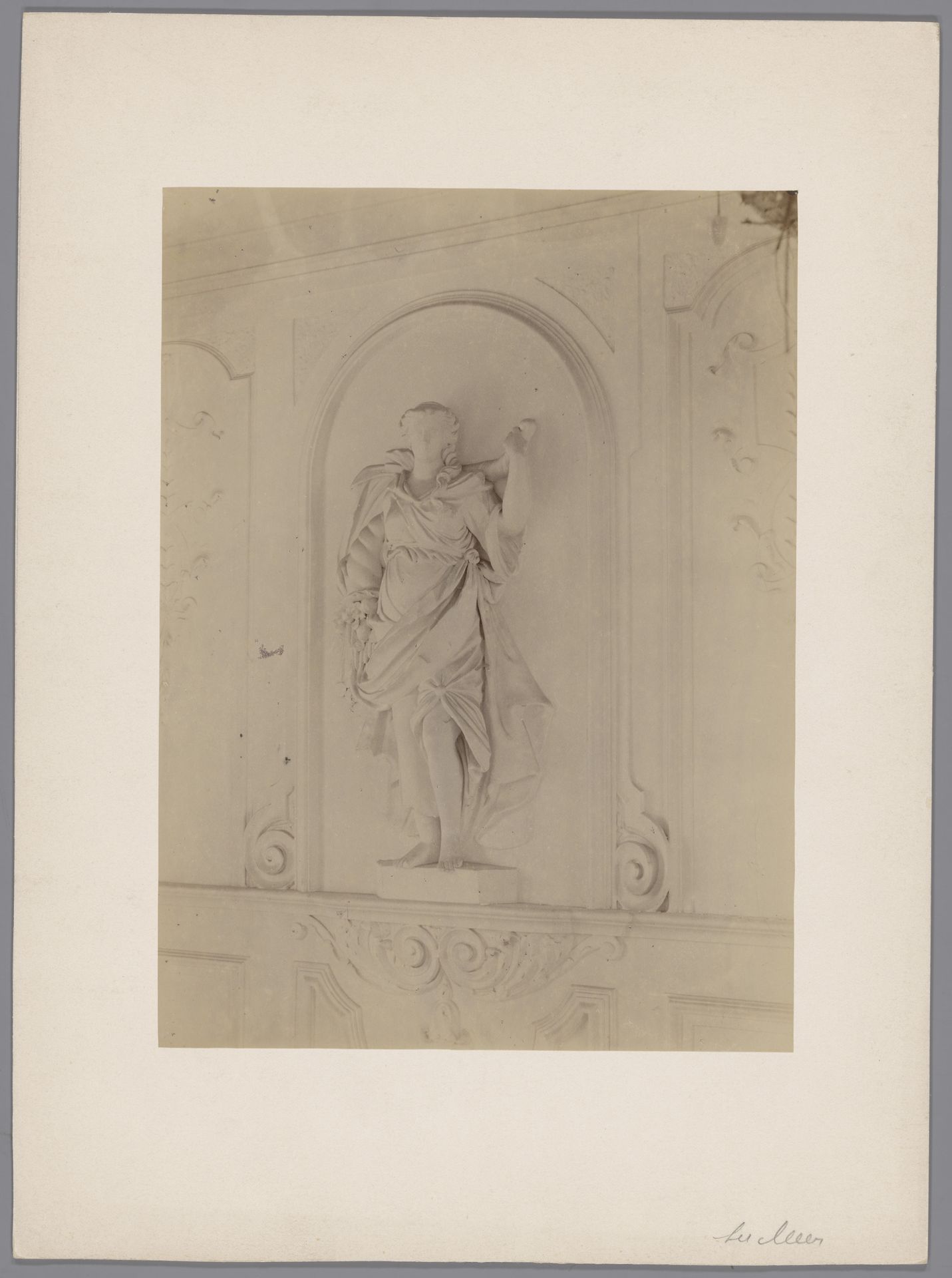 Beeld van een vrouw in het Huis ter Meer te Maarssen by anoniem (Monumentenzorg)