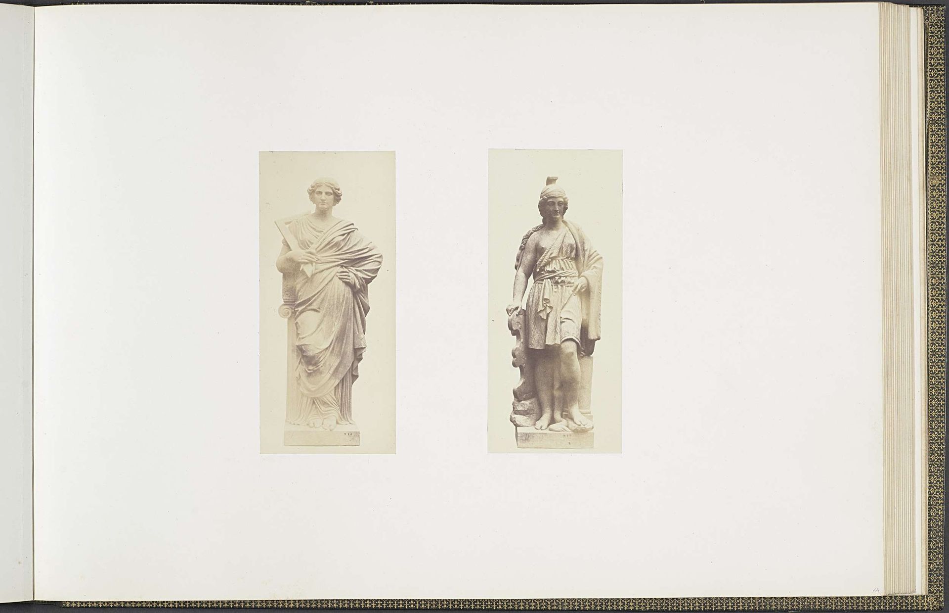 Gipsmodellen voor beeldhouwwerken op het Palais du Louvre: links "L'Architecture" door Jean-Joseph Perraud en rechts "Amazone" door Emile Seurre by Edouard Baldus