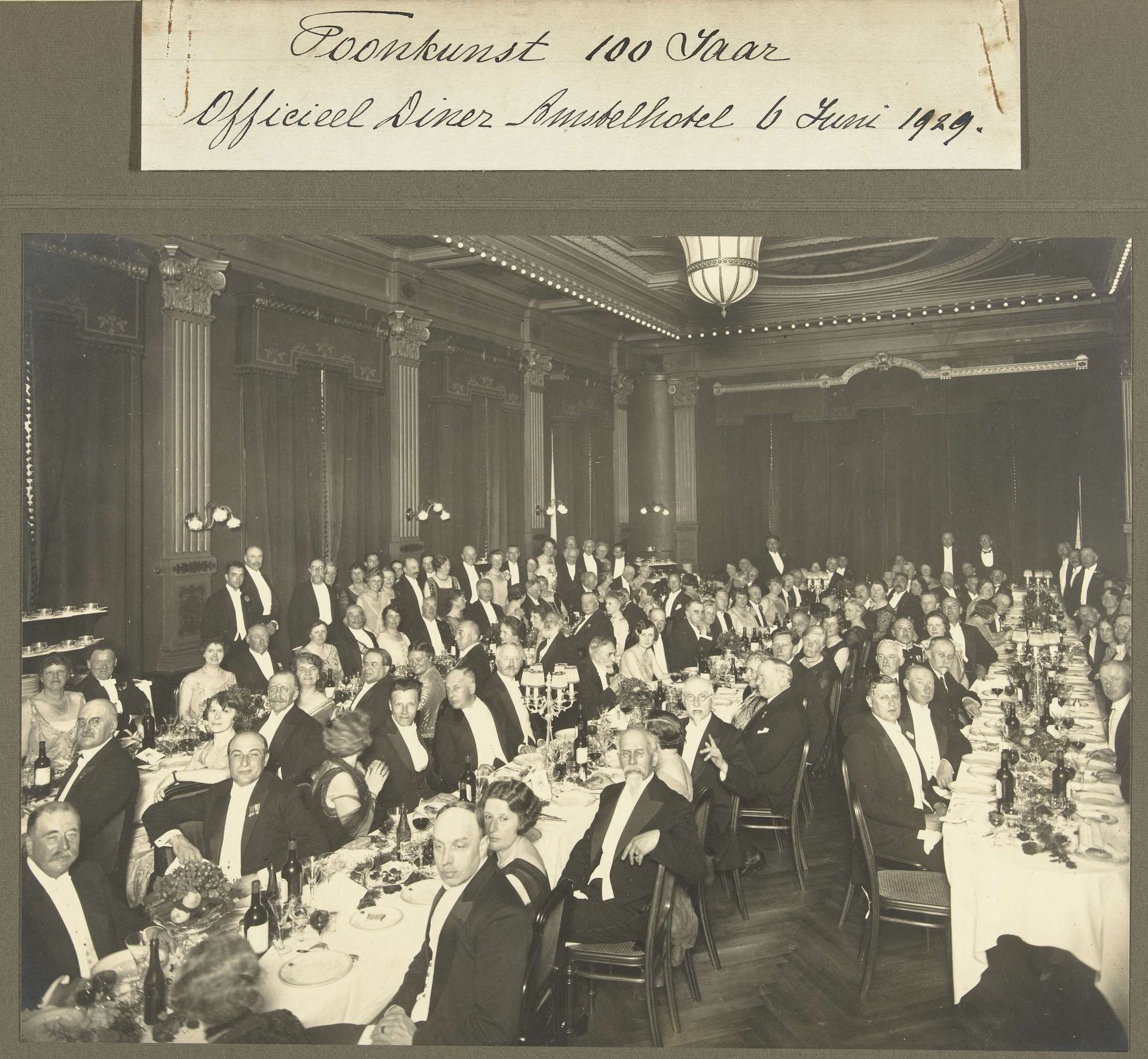 Diner in het Amstel Hotel, Amsterdam, ter gelegenheid van 100 jaar Toonkunst by Vereenigde Foto-bureaux Amsterdam