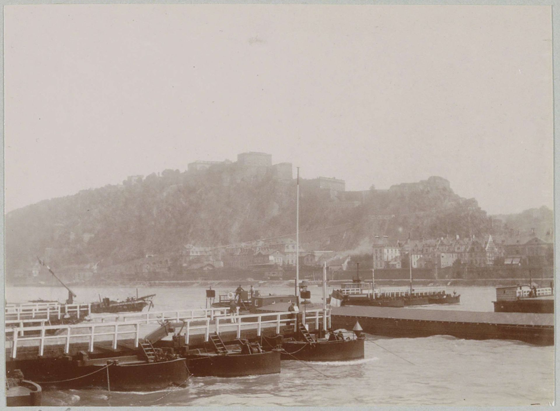 Gezicht op Koblenz met op de voorgrond een pontonbrug by Delizy