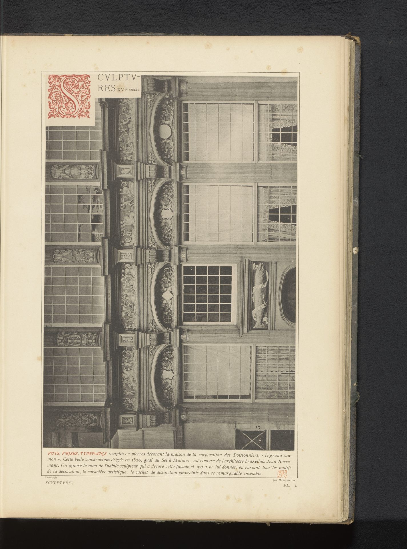 Gebeeldhouwde schachten van pilaren, friezen en timpanen van gildehuis De Zalm in Mechelen, België by Anonymous