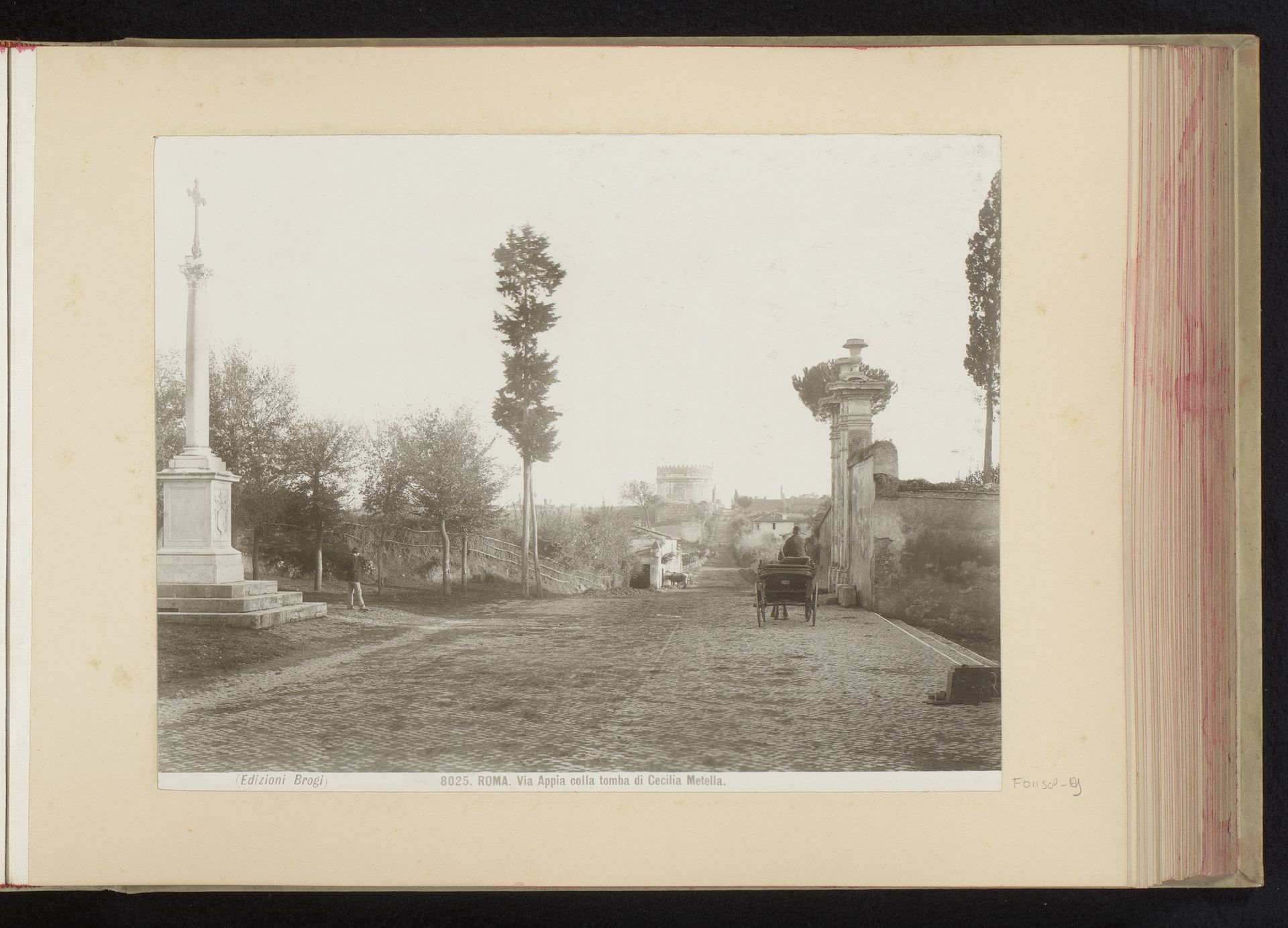 Gezicht op de Via Appia Antica te Rome, met op de achtergrond de Tombe van Caecilia Metella by Edizione Brogi