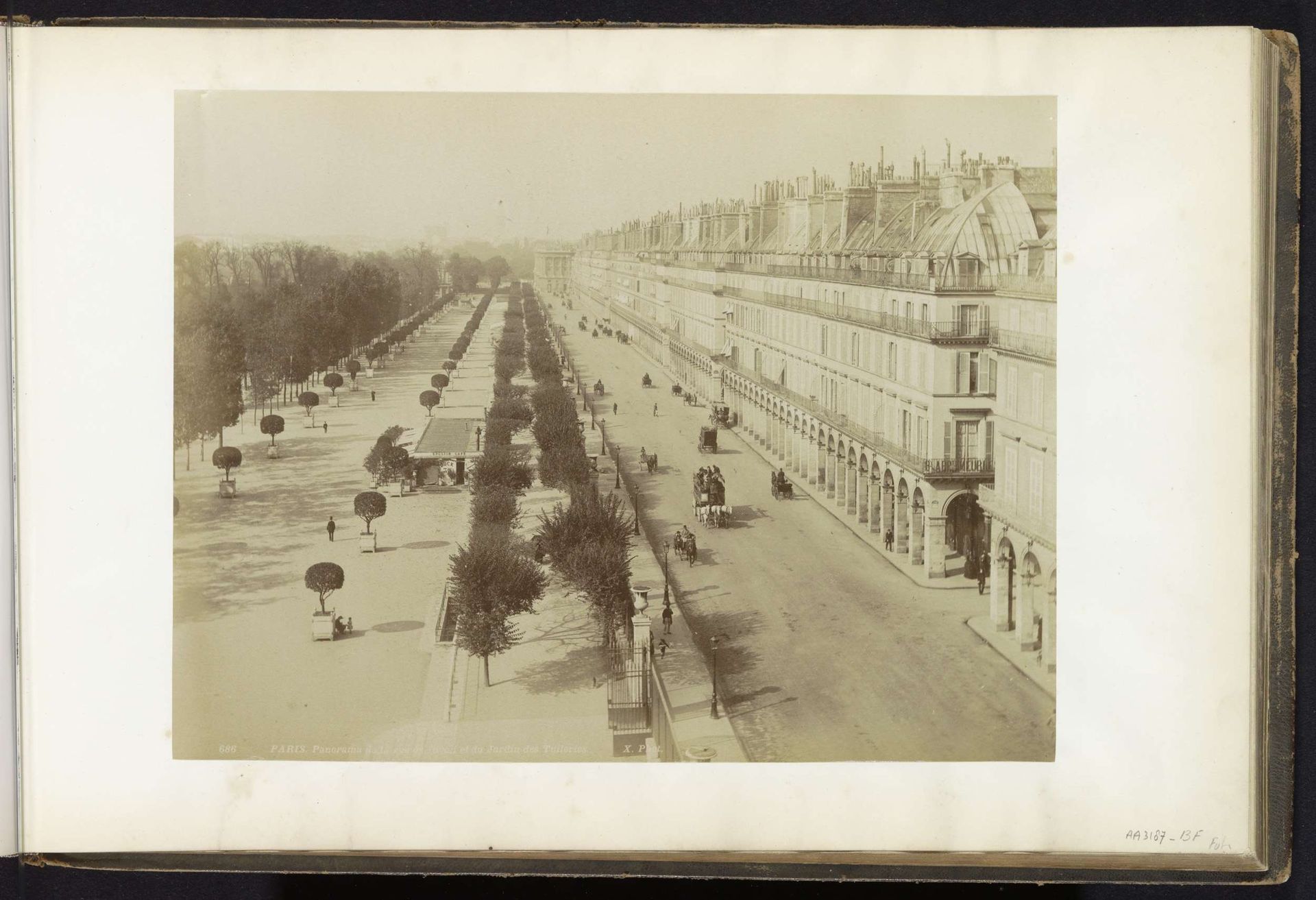 Gezicht op de Rue de Rivoli en de Jardin des Tuileries in Parijs by Neurdein Frères