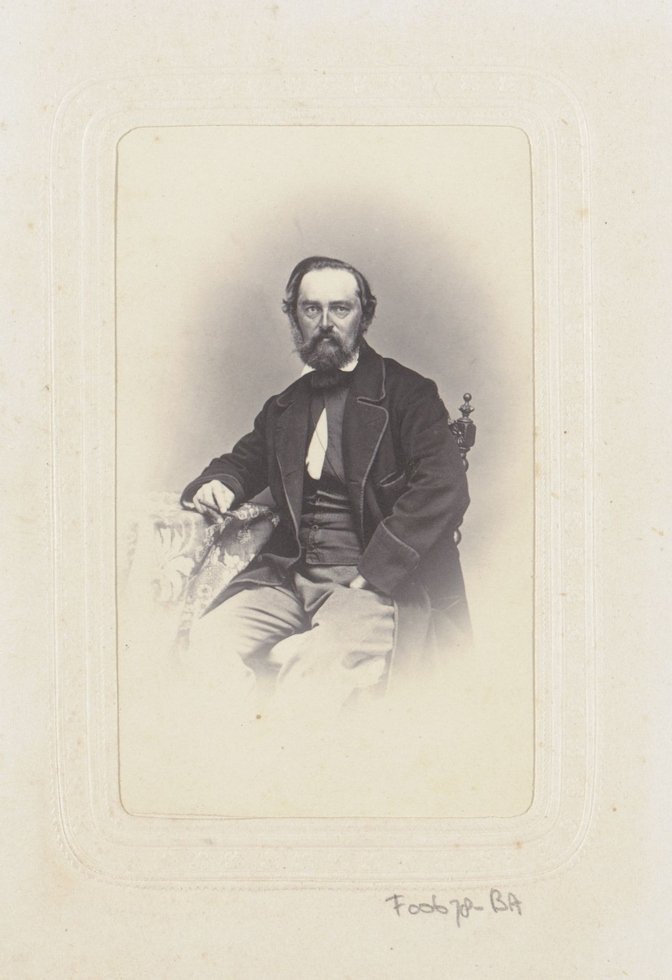 Portret van een zittende man by A. Nissen