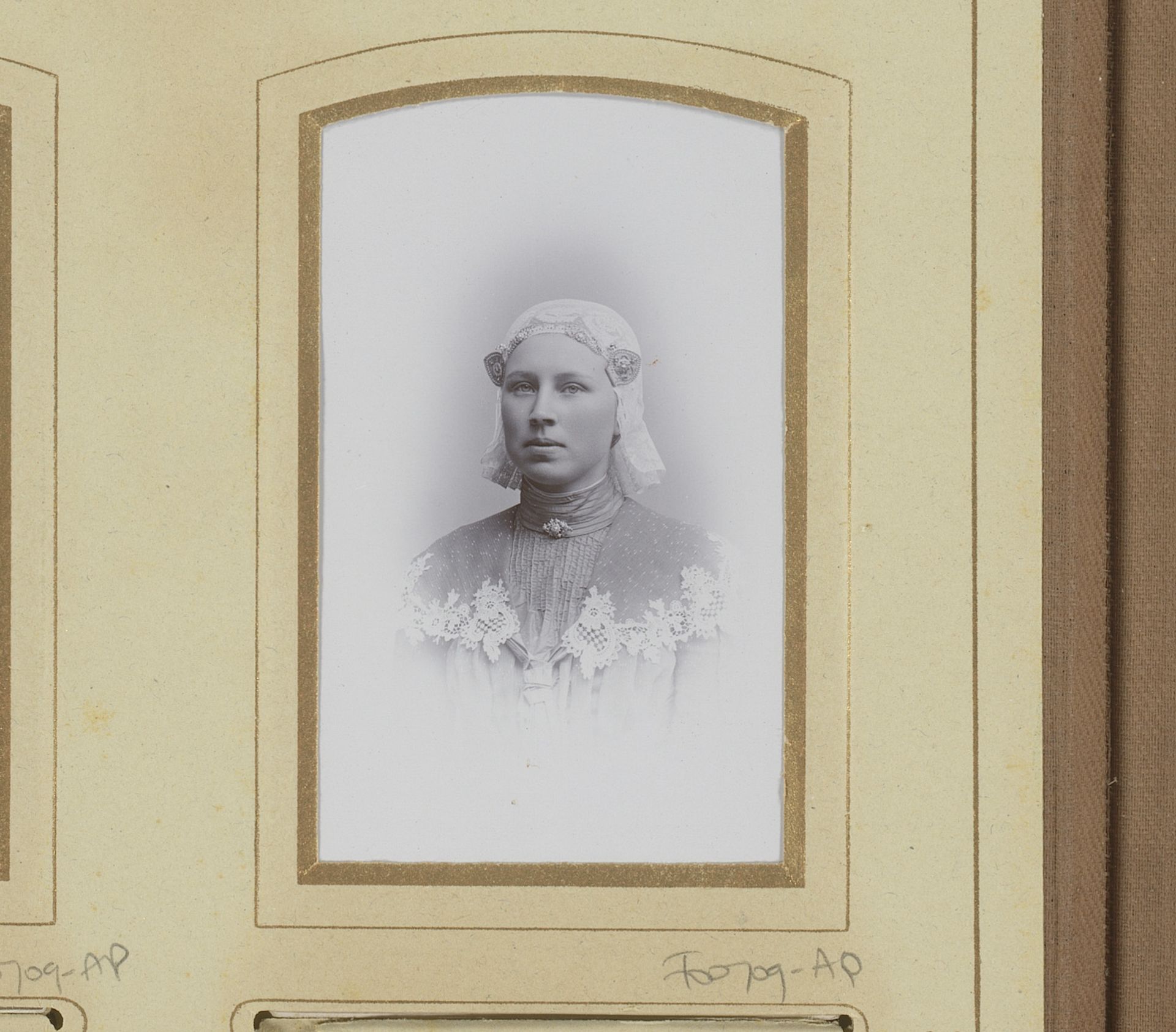 Portret van een vrouw in traditionele kleding met muts by Henri Paul Emile de la Roche Busé