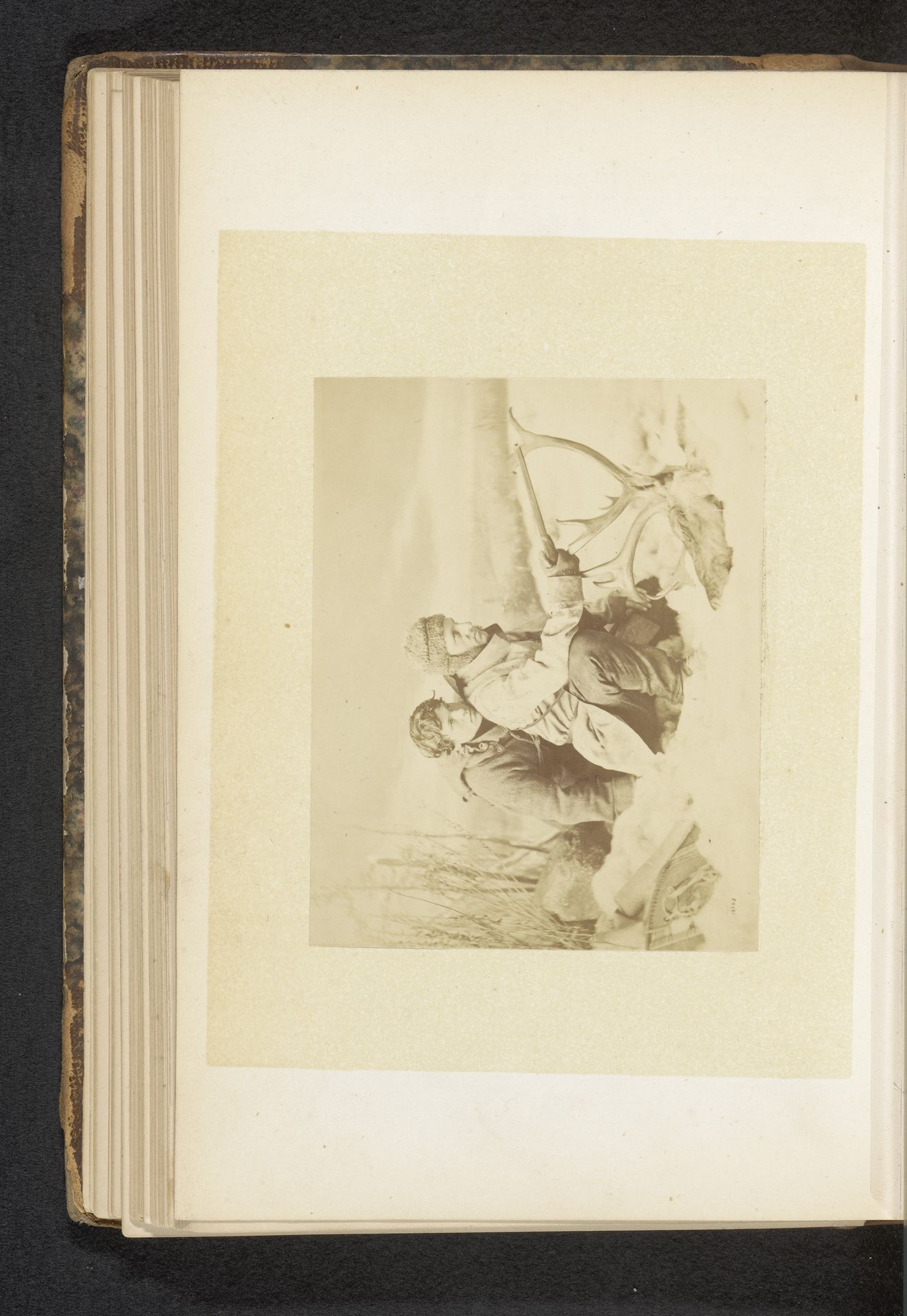 Twee mannen met een pistool en een gewei by William Notman