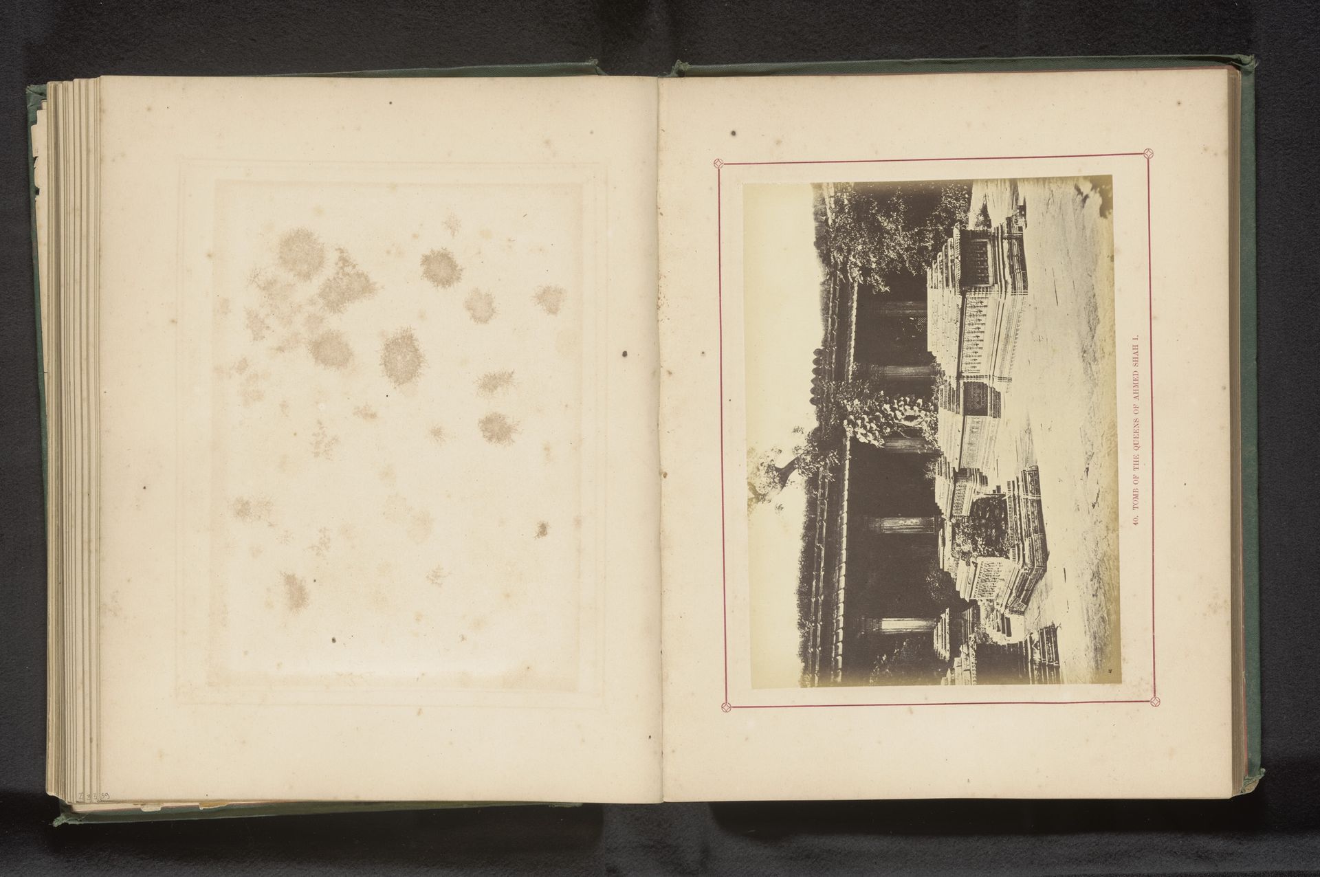 Tombes op Rani no Hajiro in Ahmedabad by Thomas Biggs