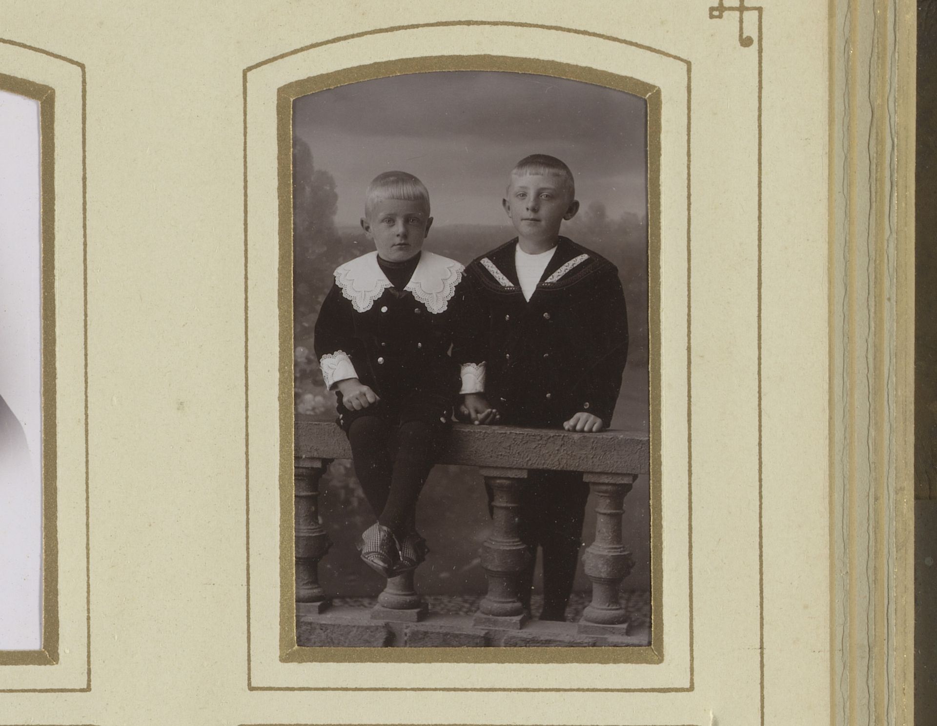 Portret van een twee jongens bij een balustrade by Klaas Schotsman