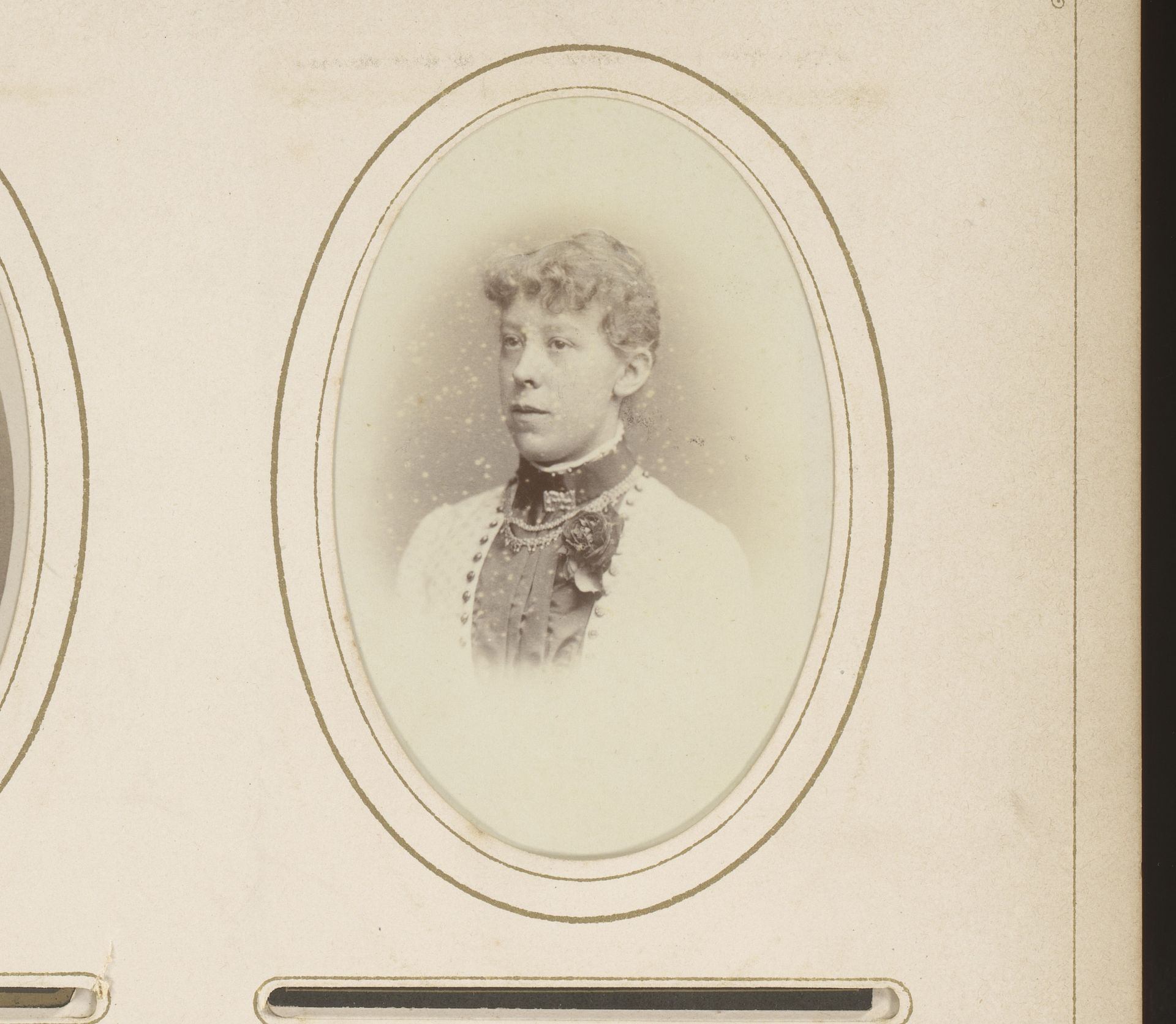 Portret van een vrouw by Rudolf Bradengeier