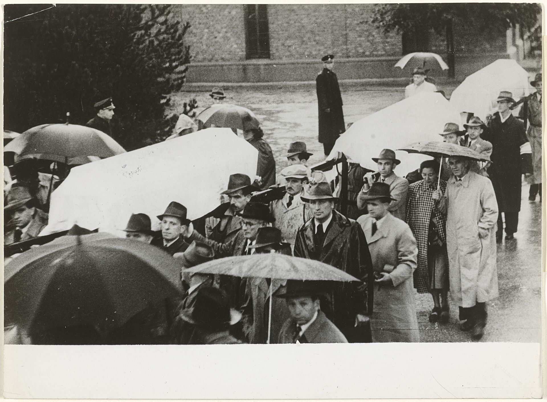 Begrafenisstoet voor de herbegrafenis van Theodor Herzl, Wenen 1949 by Keystone Press Agency