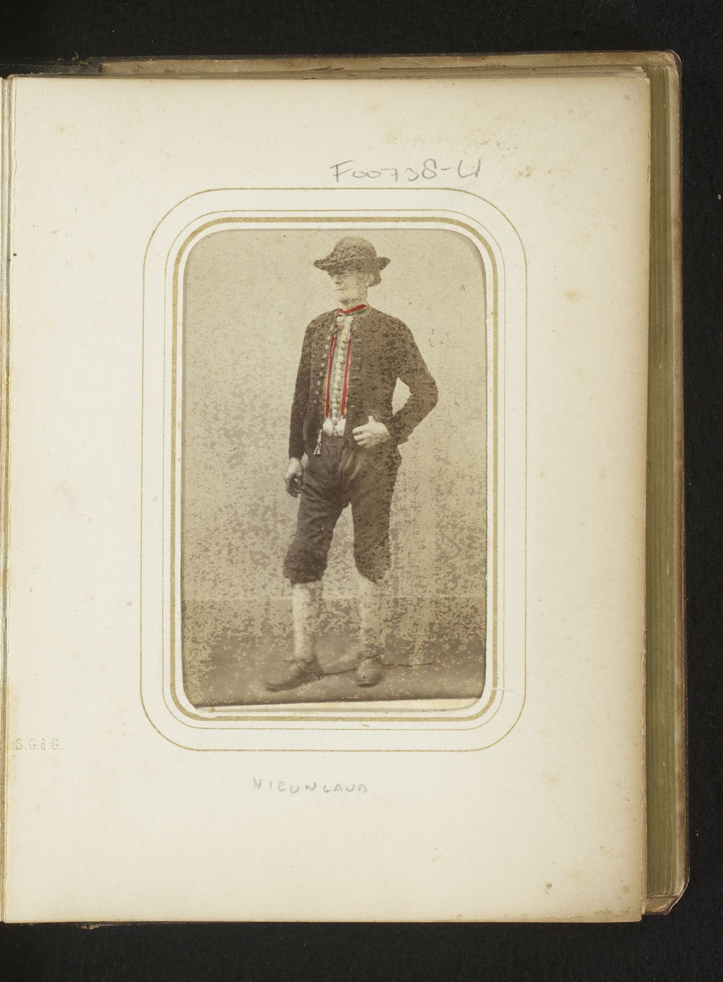 Portret van een staande man in klederdracht van Nieuwland, Zeeland by Andries Jager