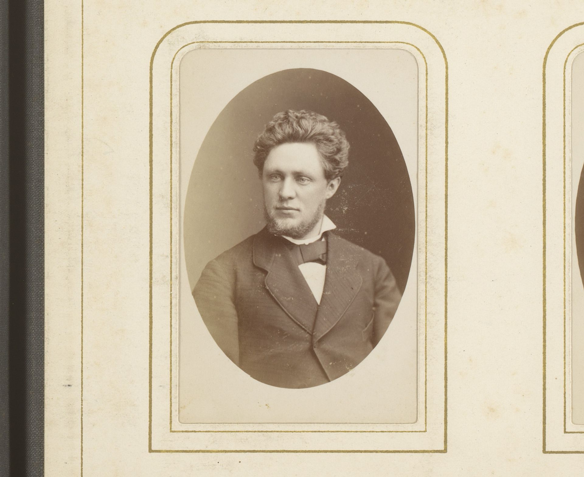 Portret van een man met baard by Walter Damry