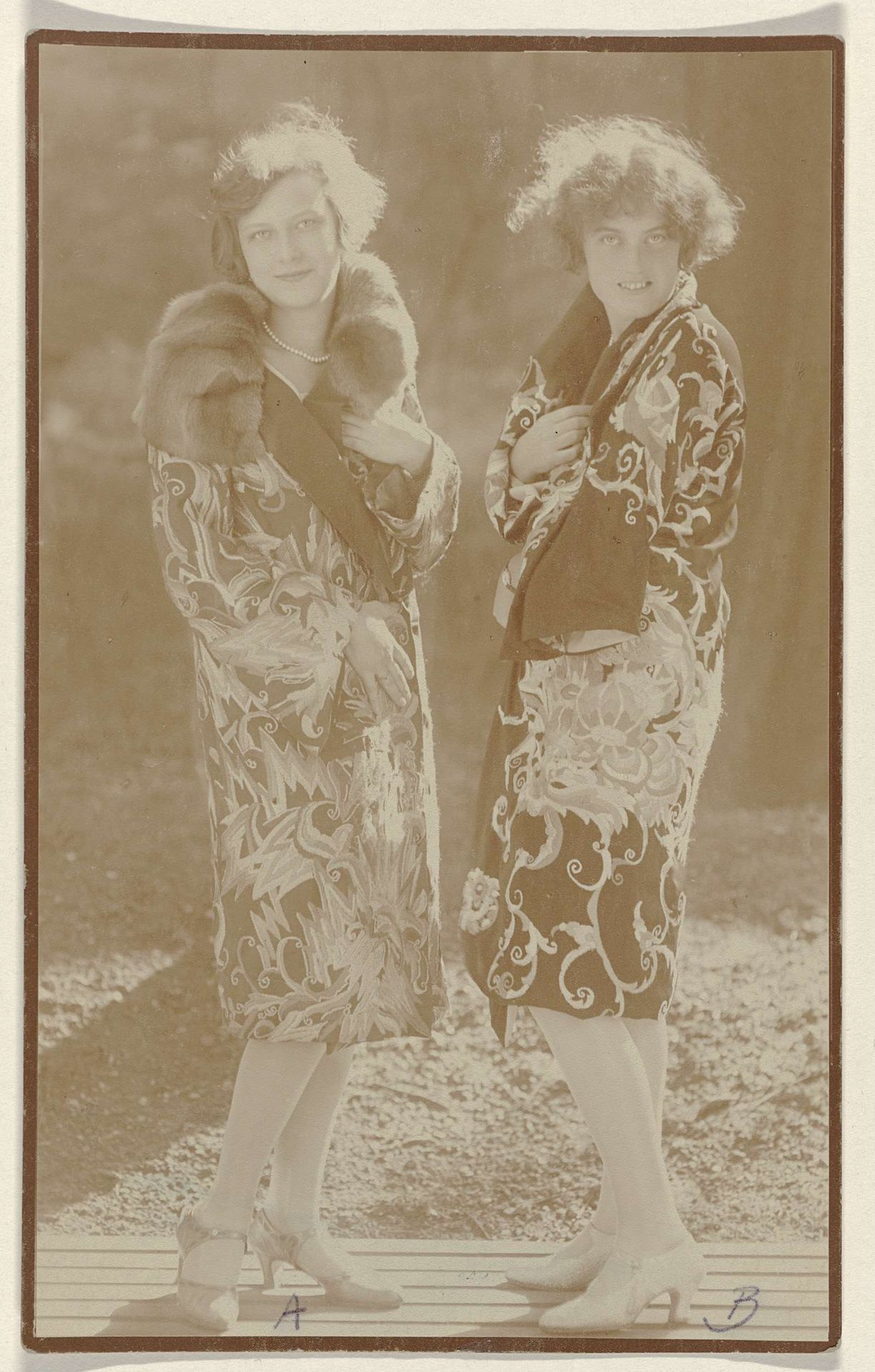 Twee modellen met geborduurde jassen van de Wiener Werkstätte by Anonymous