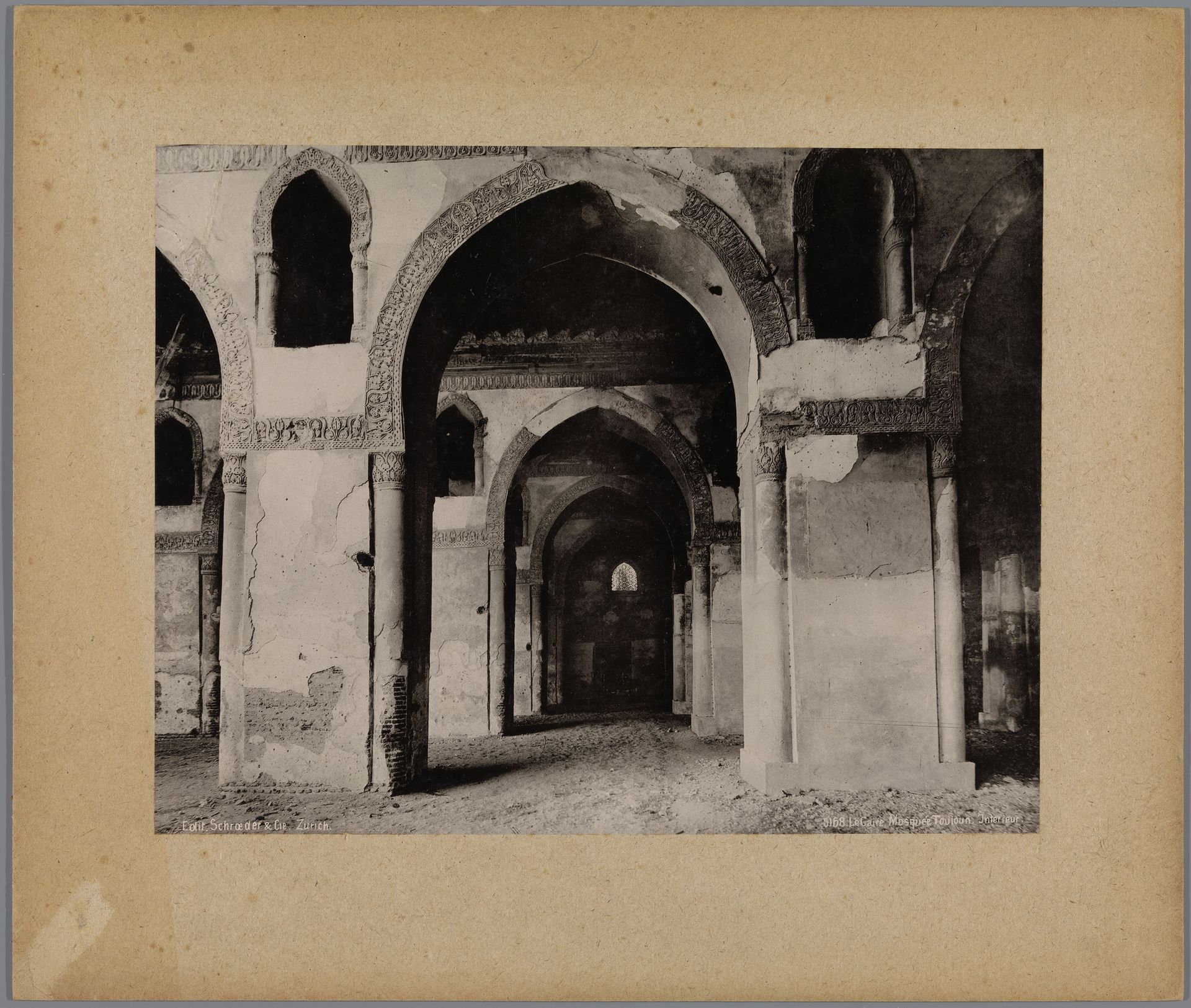Interieur van de Ibn Toeloenmoskee te Caïro by Anonymous