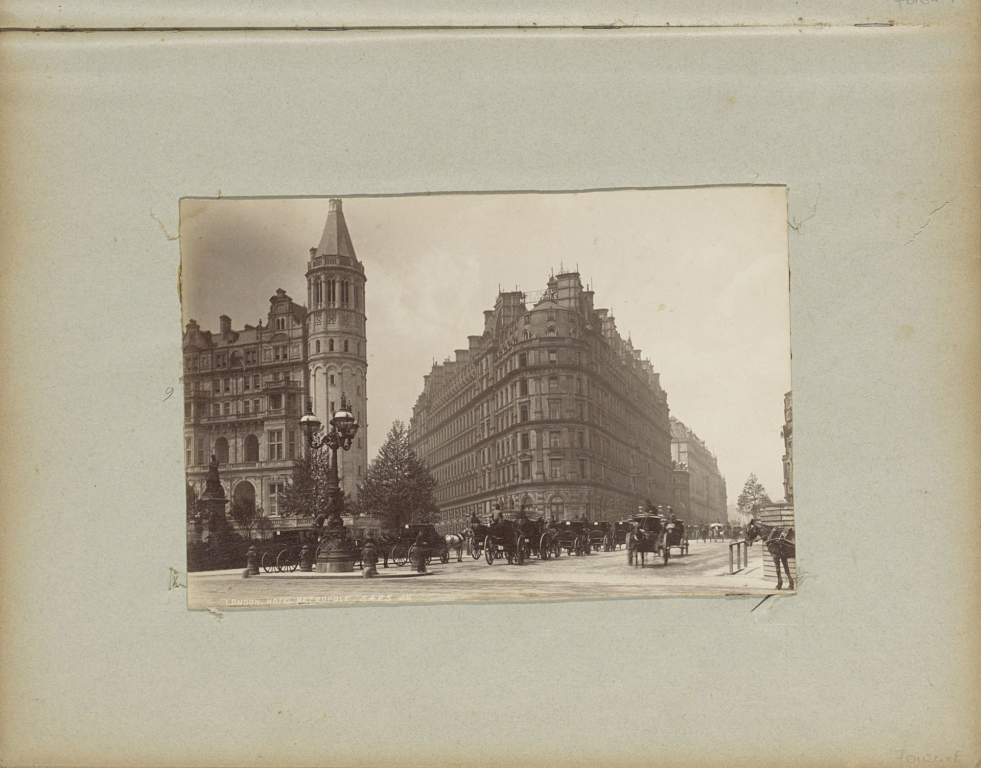 Hotel Metropole aan Trafalgar Square in Londen by James Valentine